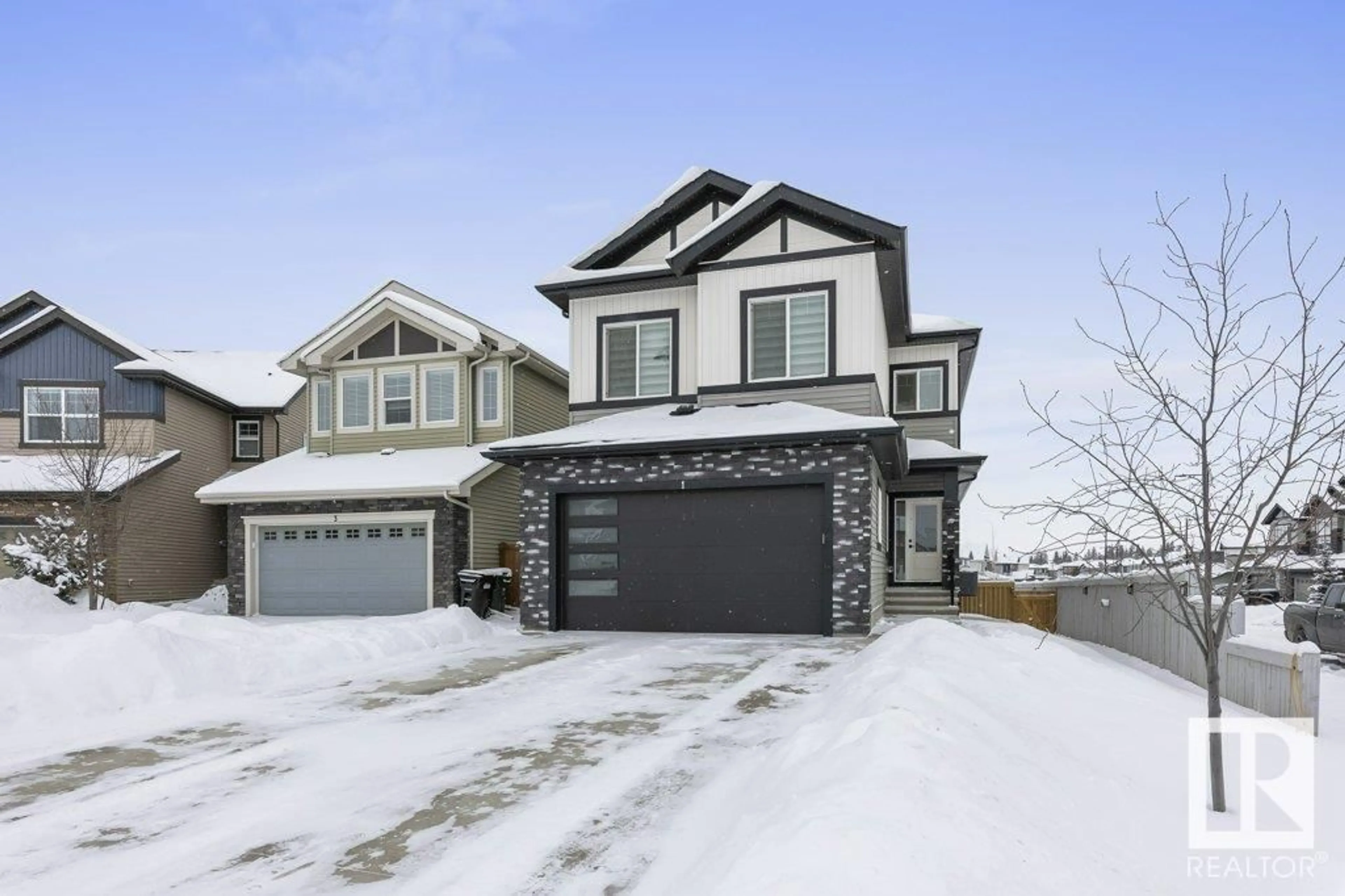 Home with vinyl exterior material, street for 1 MEADOWLINK GA, Spruce Grove Alberta T7X0W1