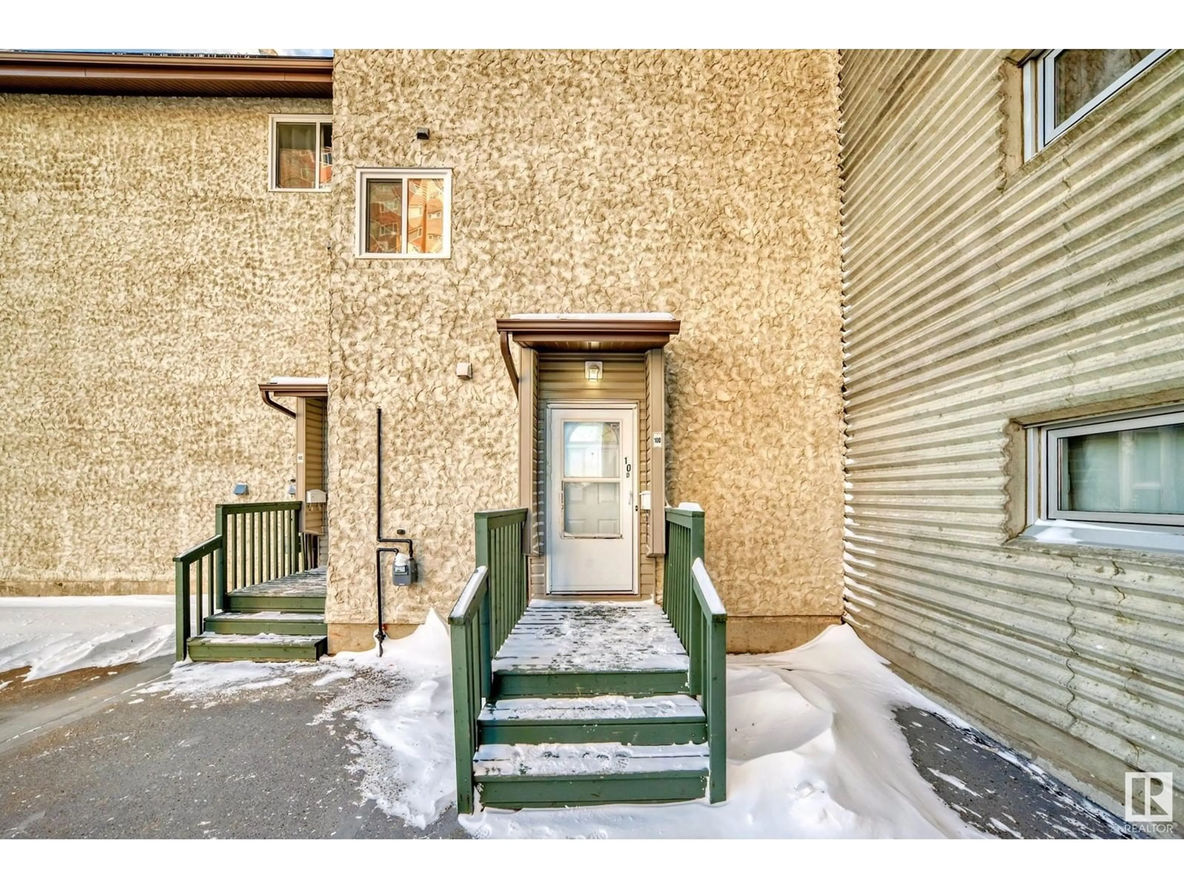 Indoor entryway for 10D MEADOWLARK VG NW, Edmonton Alberta T5R5X3