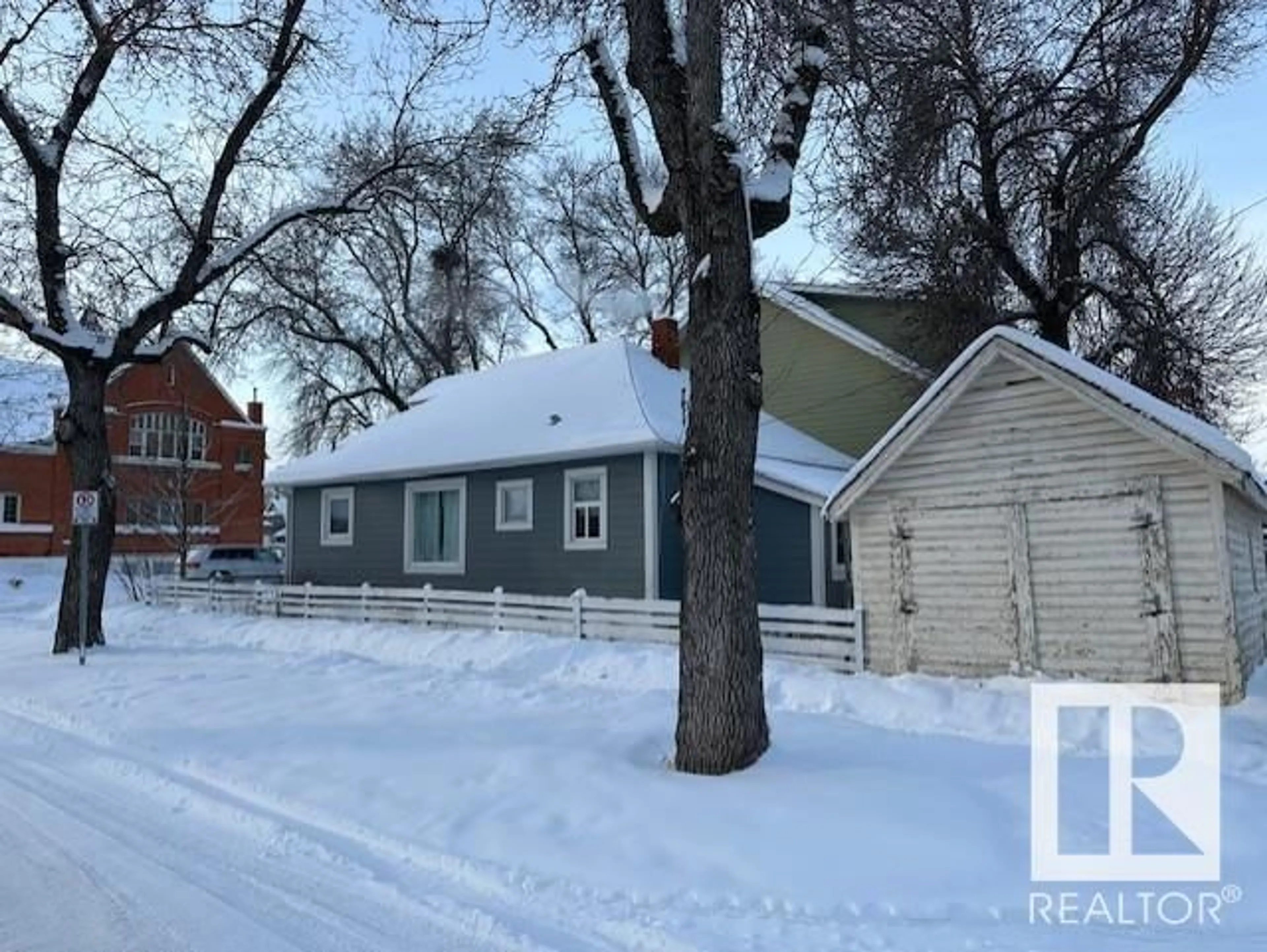 A pic from outside/outdoor area/front of a property/back of a property/a pic from drone, street for 10803 93 ST NW, Edmonton Alberta T5H1Y7