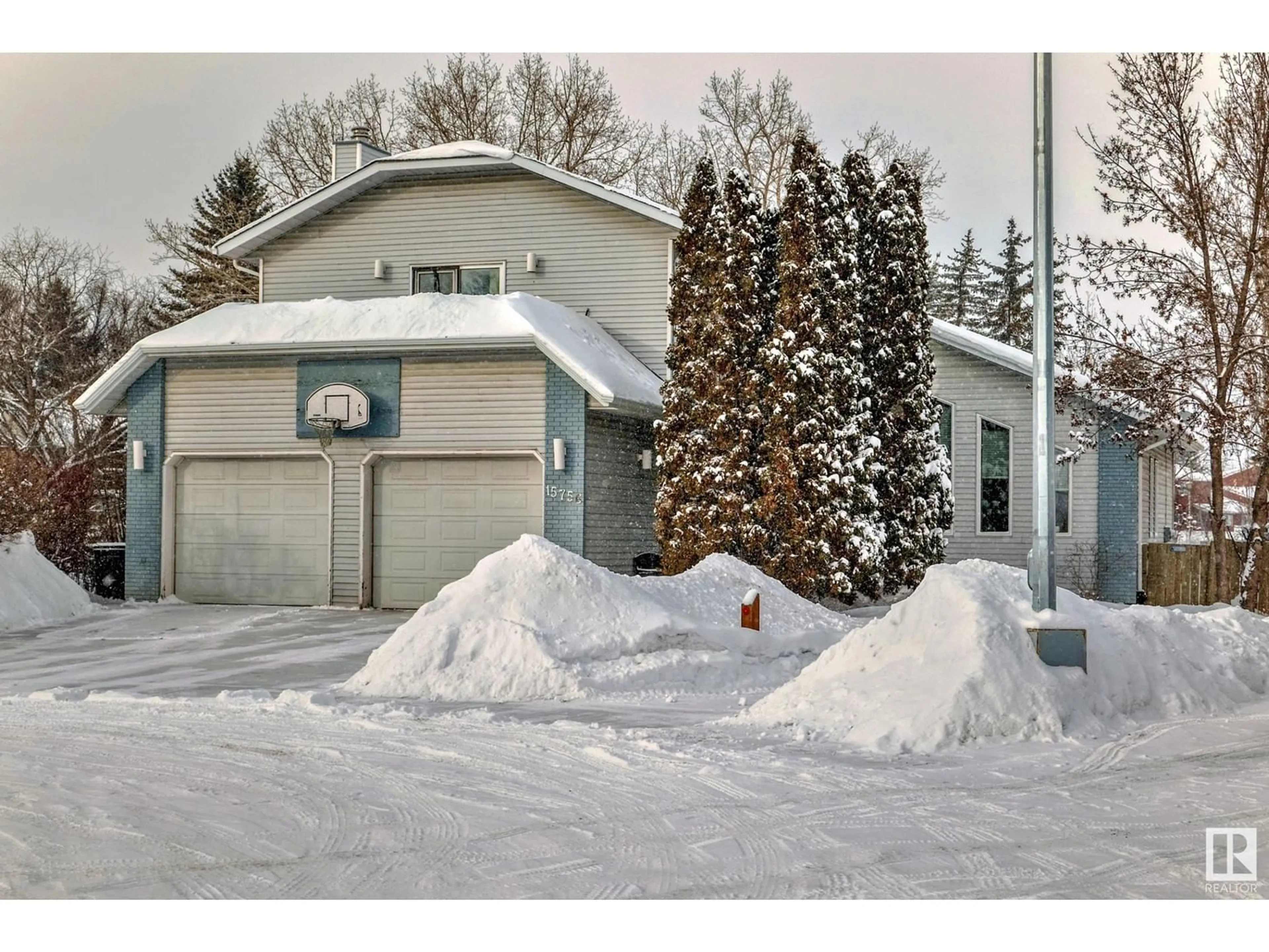 Indoor garage for 15756 106 ST NW, Edmonton Alberta T5X5B5