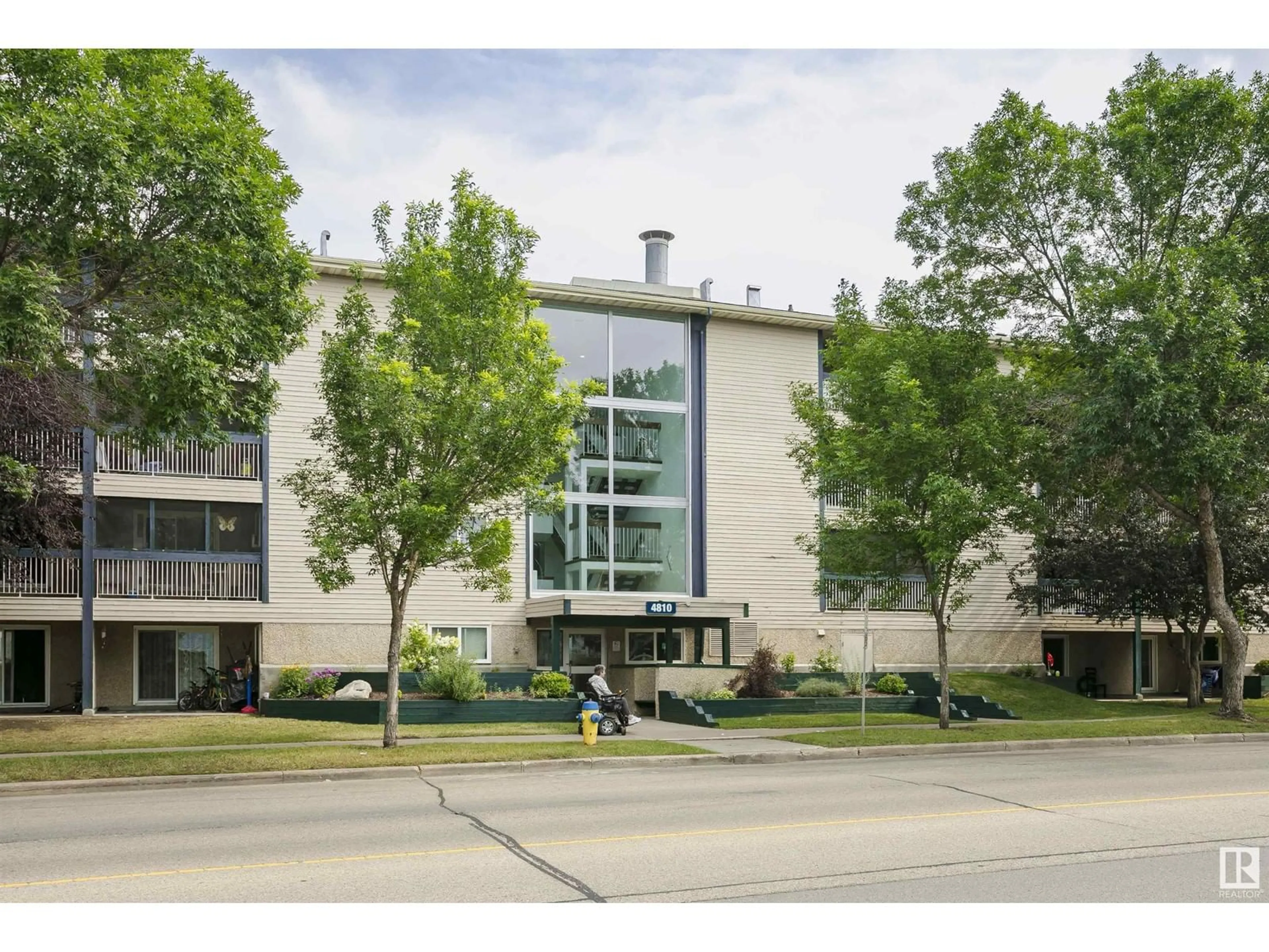 Indoor foyer for 4810 Millwoods rd south NW, Edmonton Alberta T6L5N9