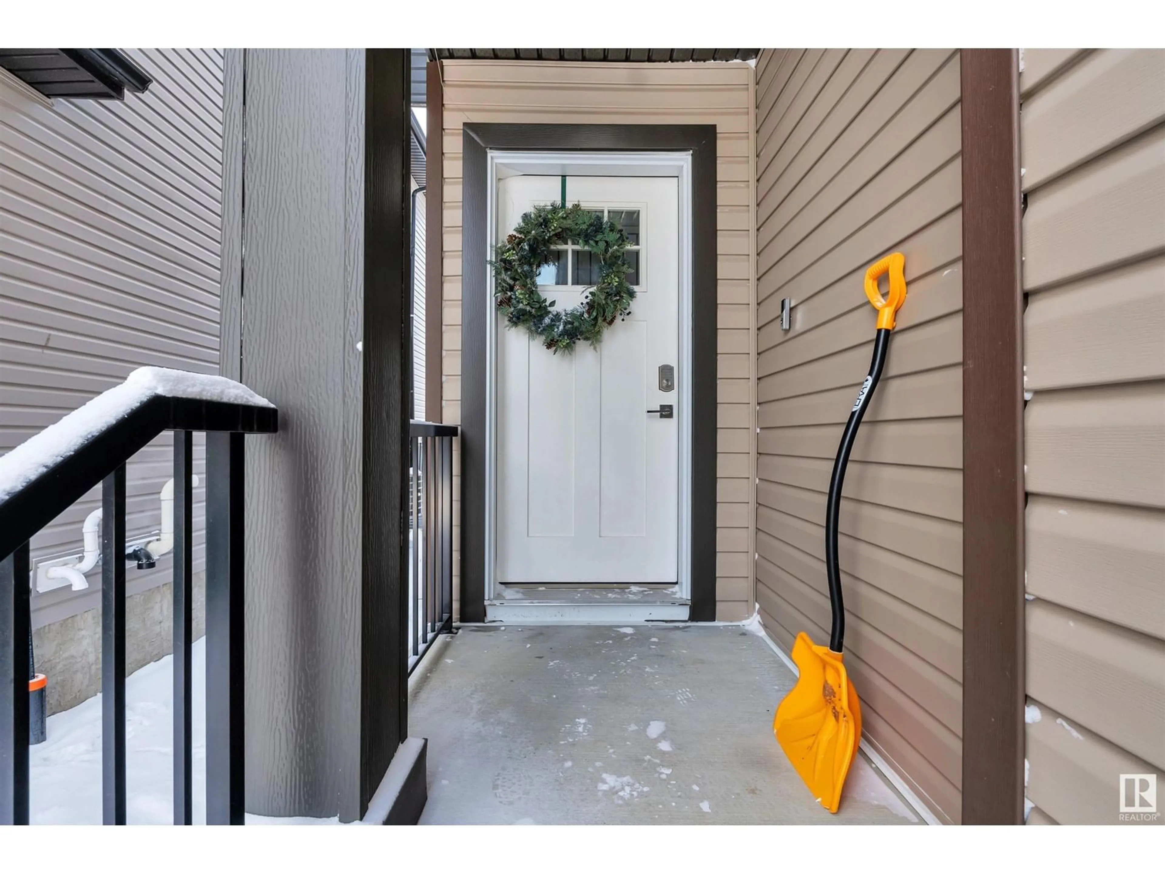 Indoor entryway for #58 1703 16 AV NW, Edmonton Alberta T6T2C3