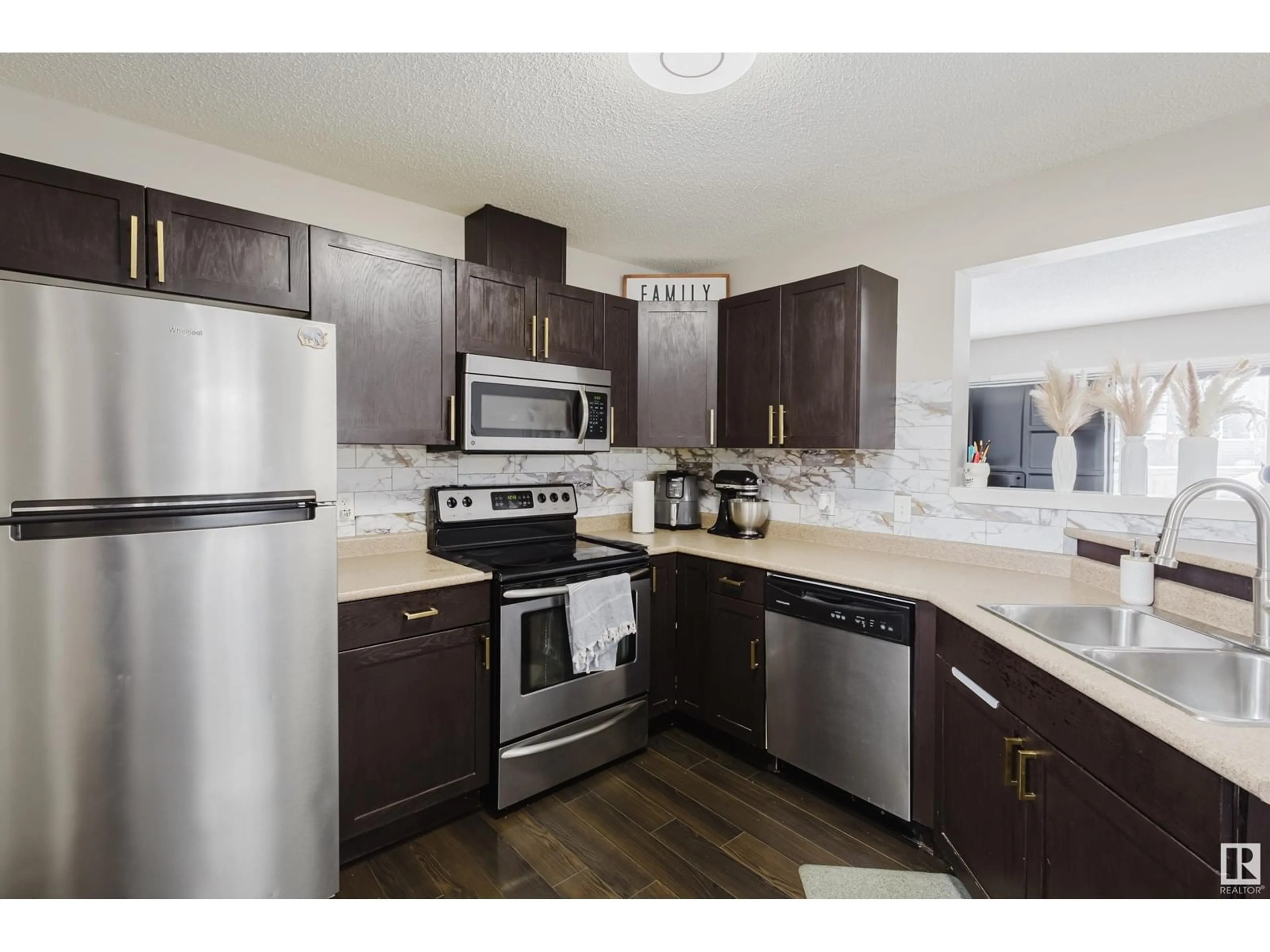 Standard kitchen, unknown for 1631 64 ST SW, Edmonton Alberta T6X0N2