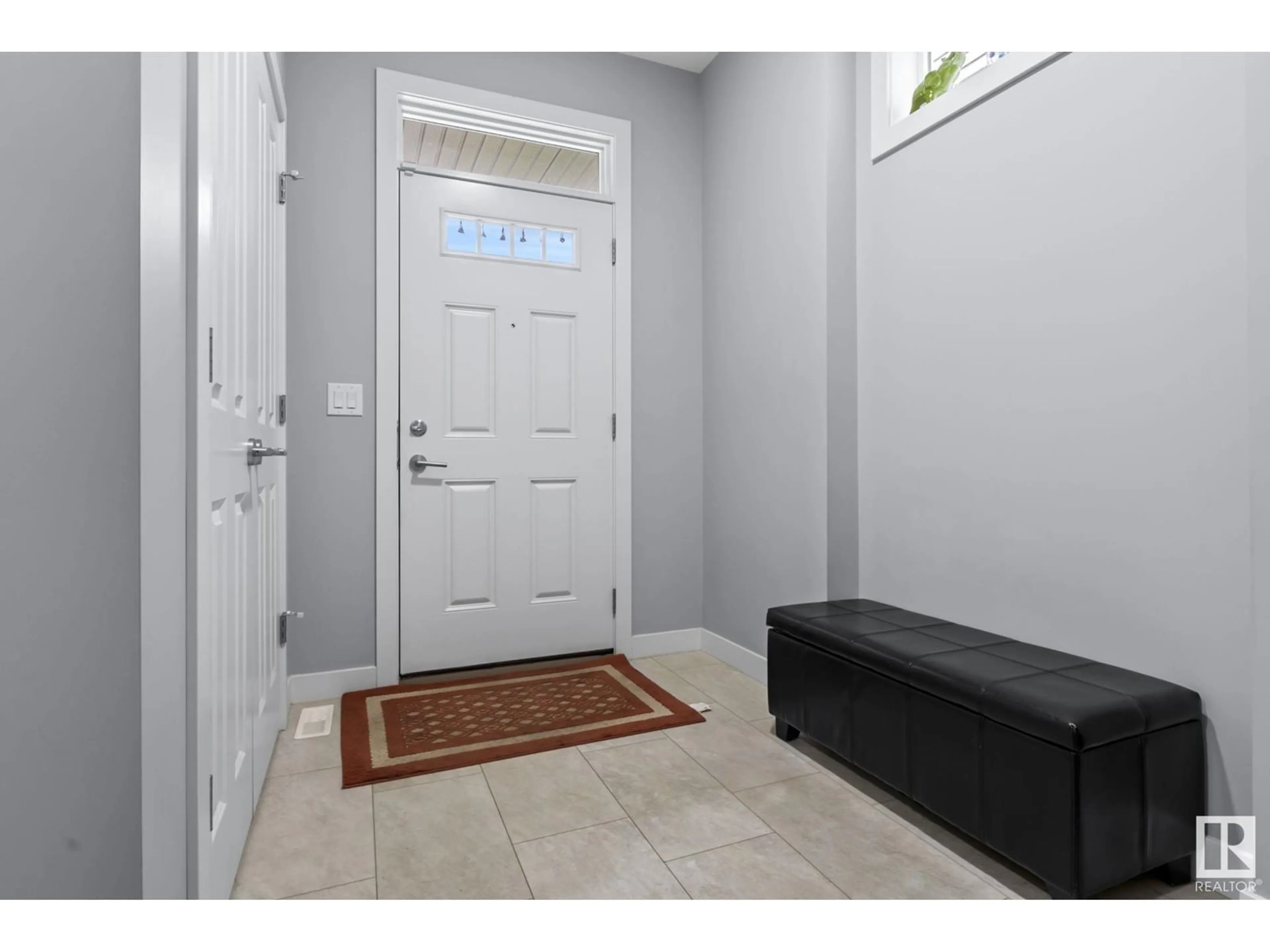 Indoor entryway for 455 41 AV NW, Edmonton Alberta T6T2G2