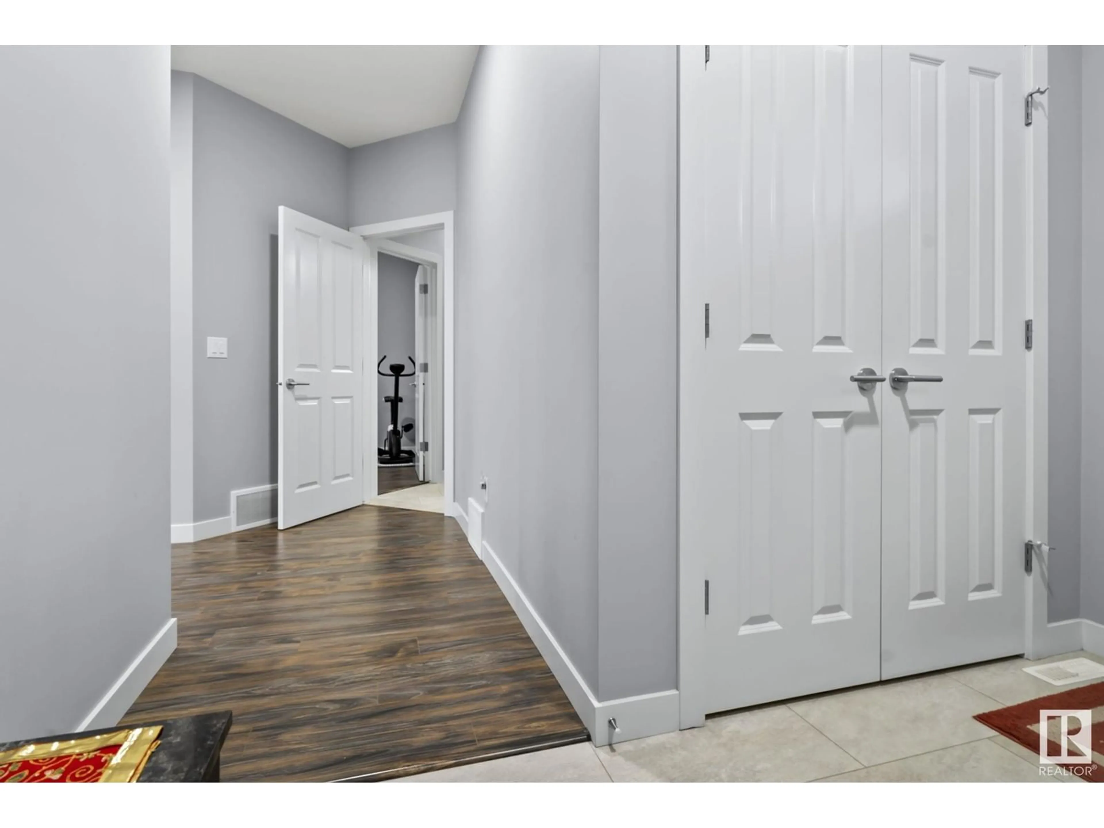 Indoor entryway for 455 41 AV NW, Edmonton Alberta T6T2G2