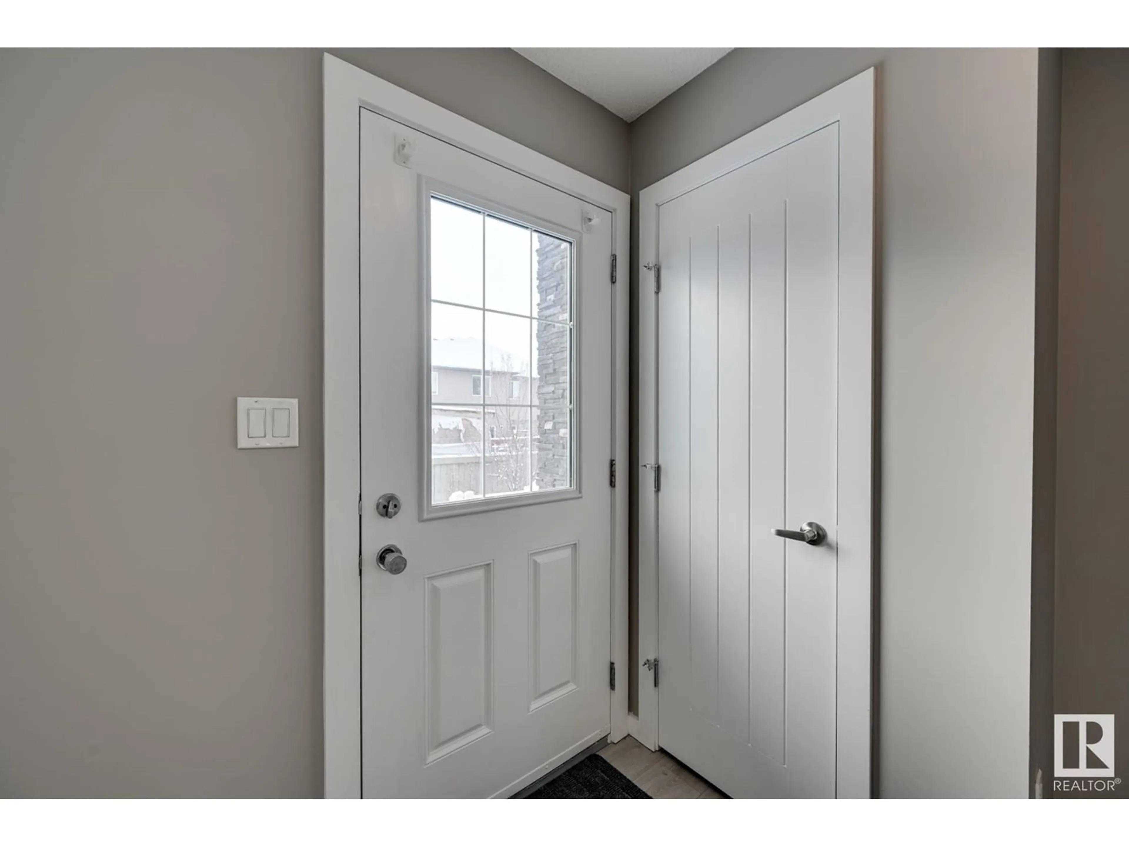 Indoor entryway for #4 2215 24 ST NW, Edmonton Alberta T6T1A6