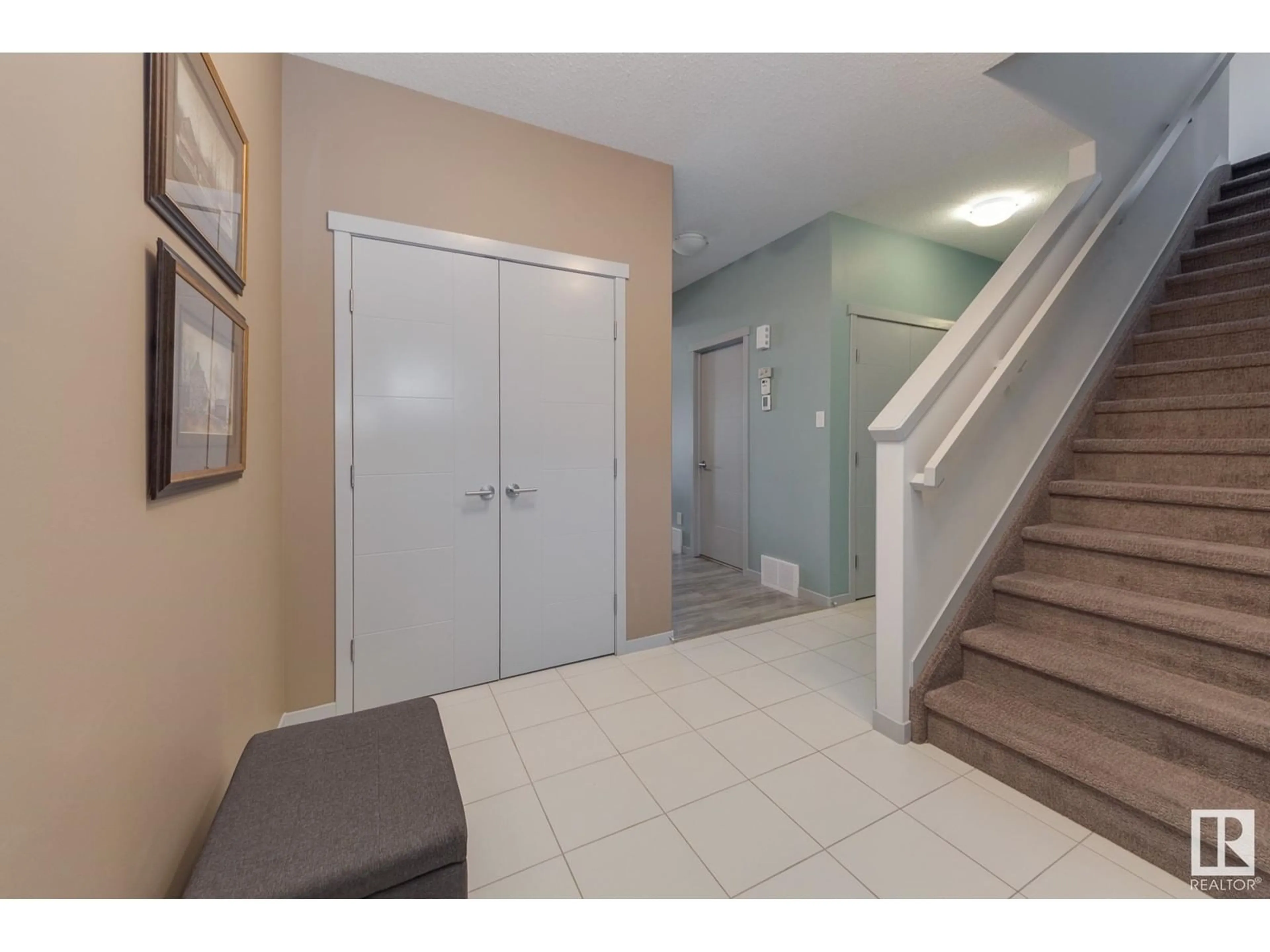 Indoor foyer for 3395 PARKER LO SW, Edmonton Alberta T6W3A8