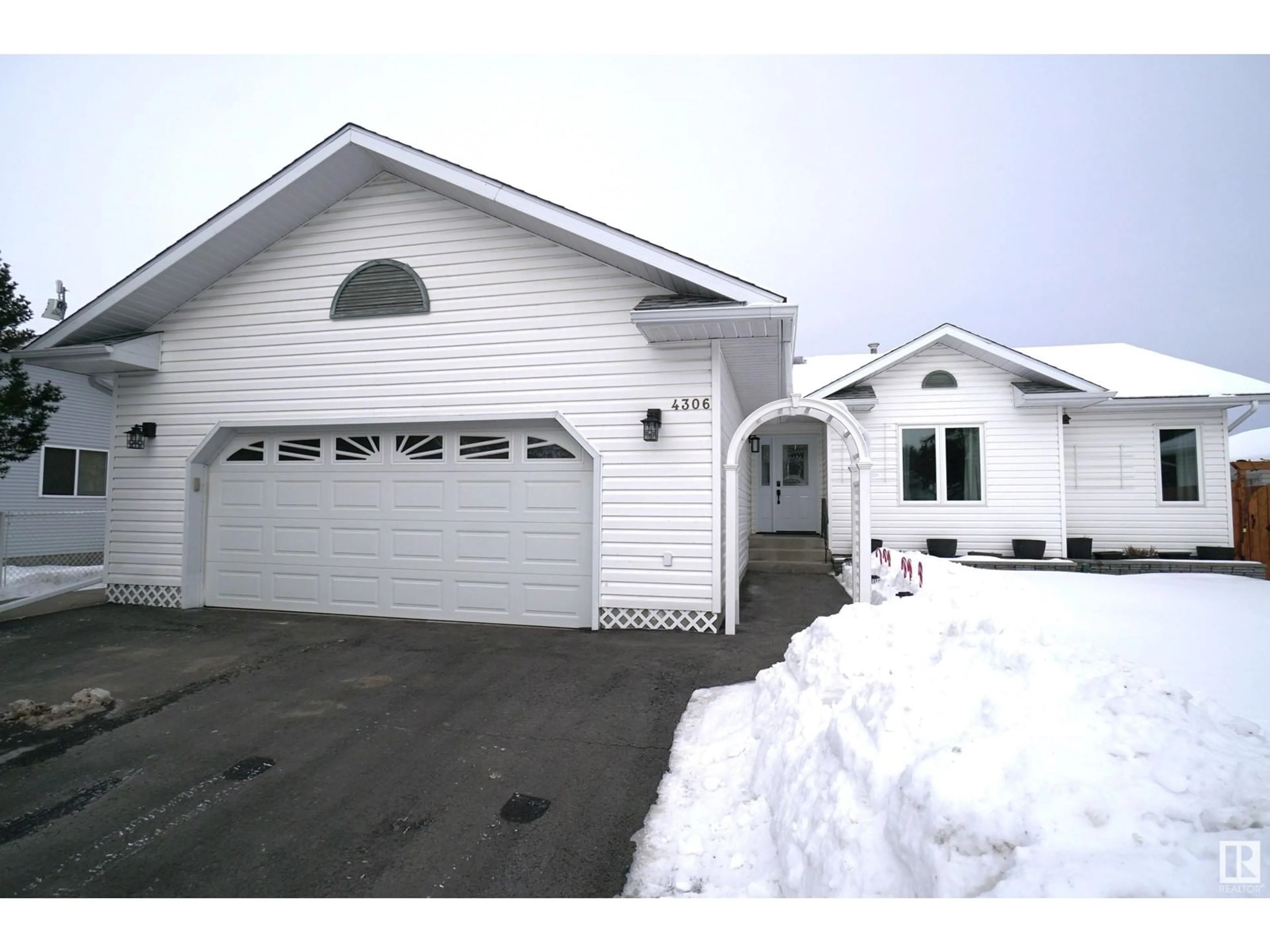 Indoor garage for 4306 54 AV, Smoky Lake Town Alberta T0A3C0