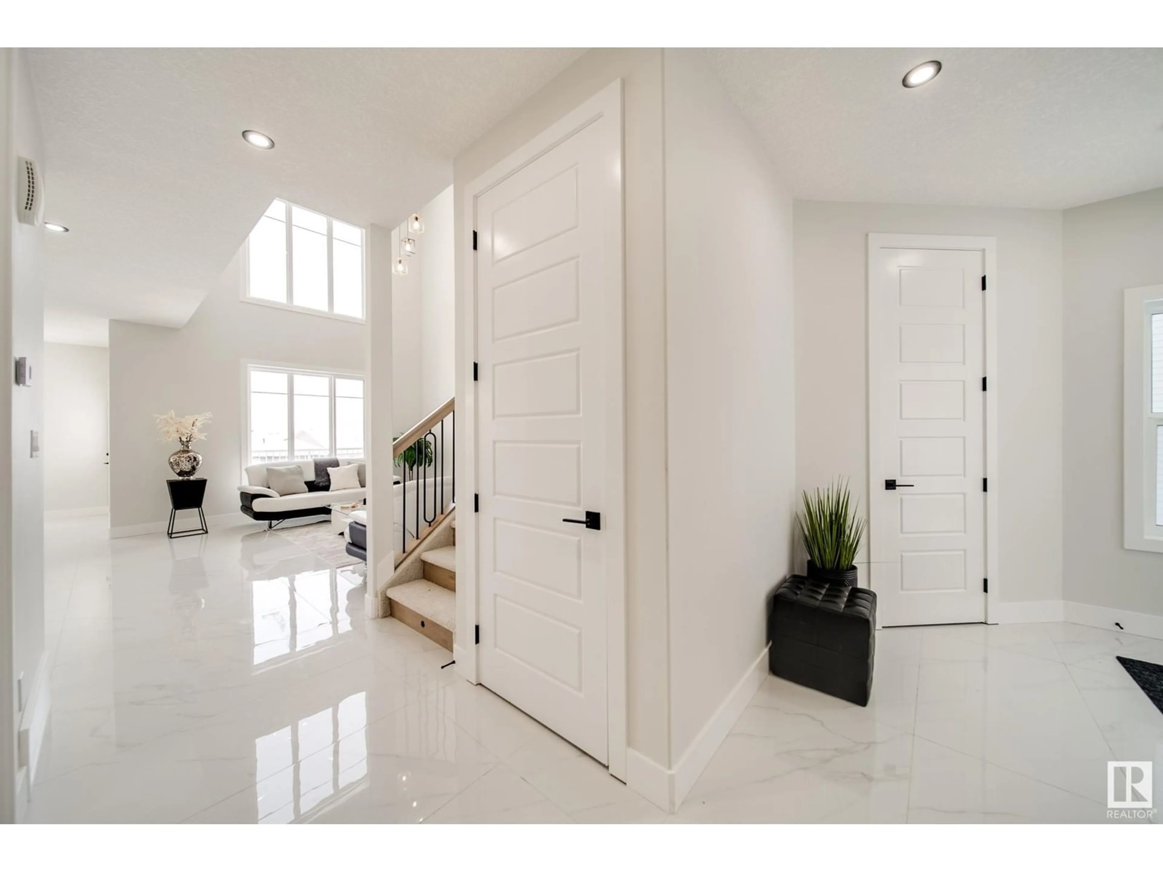 Indoor entryway for 17039 45 ST NW, Edmonton Alberta T5Y4C9