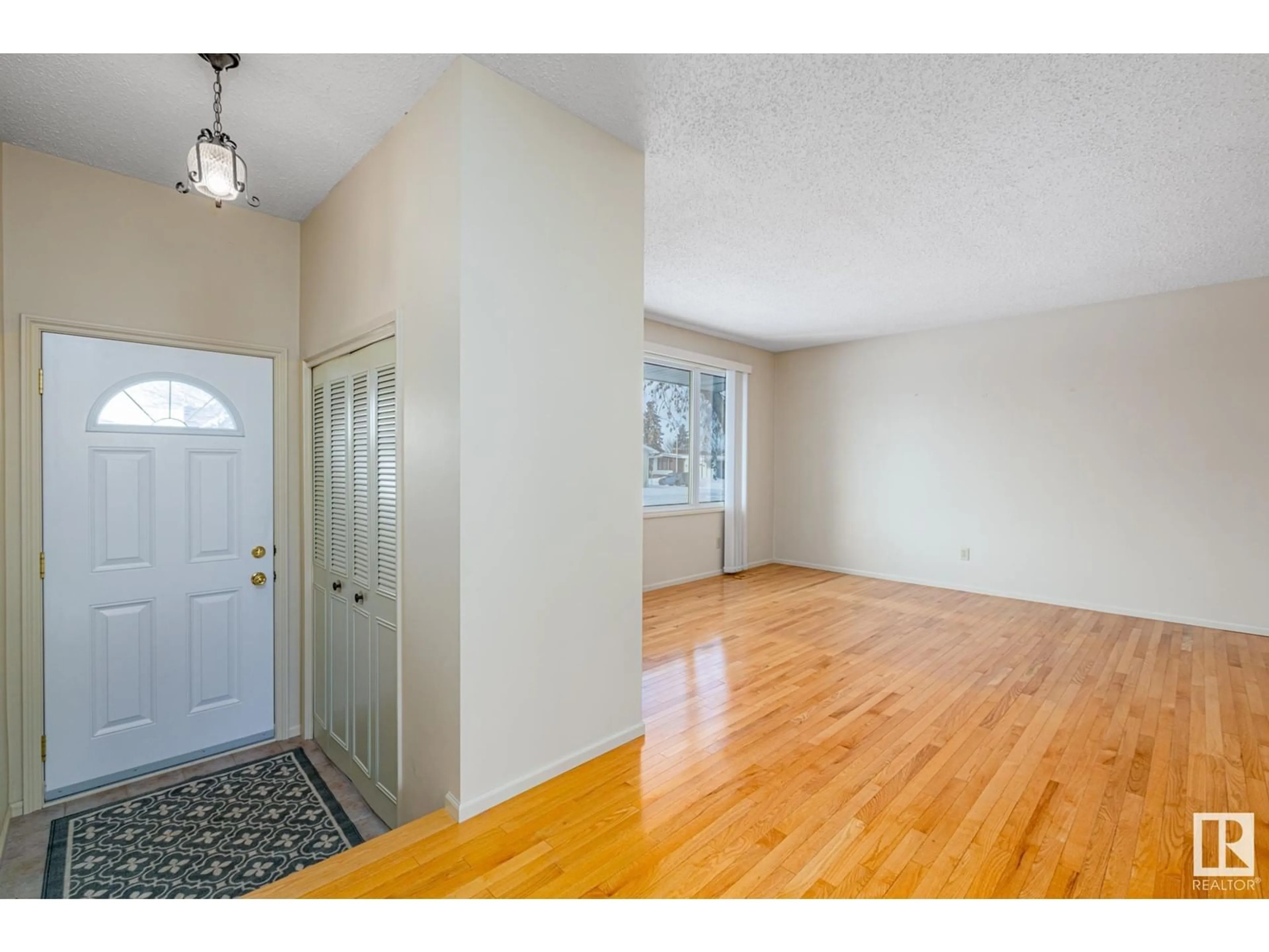 Indoor entryway for 14215 114A ST NW, Edmonton Alberta T5X1M5