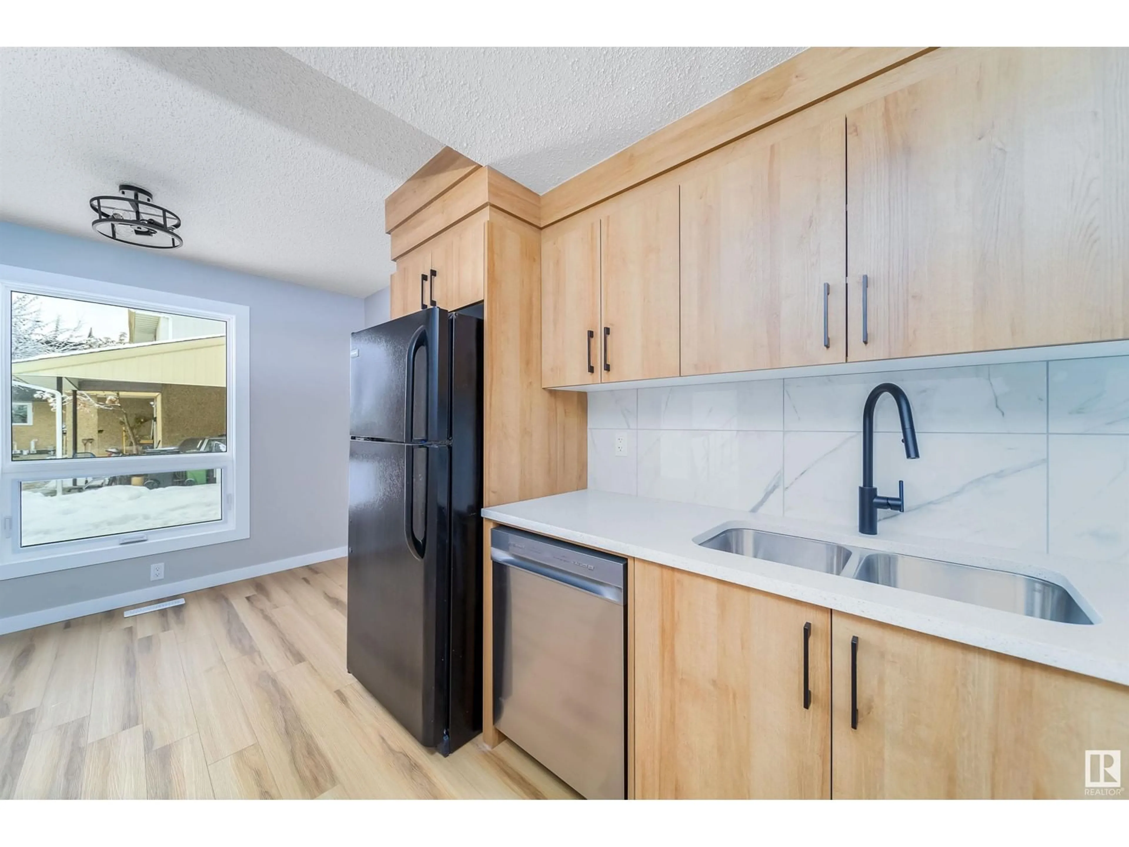 Standard kitchen, unknown for 3837 85 ST NW, Edmonton Alberta T6K2L5