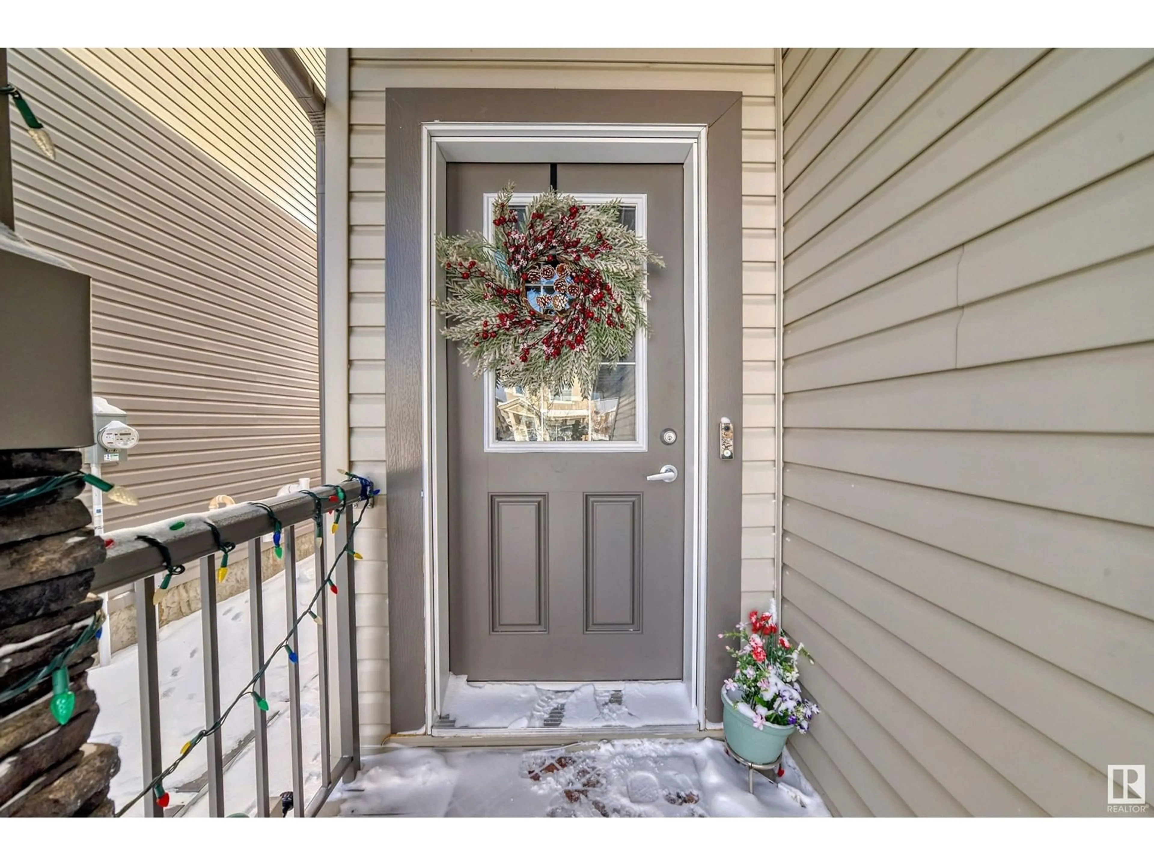 Indoor entryway for 827 35 AV NW, Edmonton Alberta T6T1A3