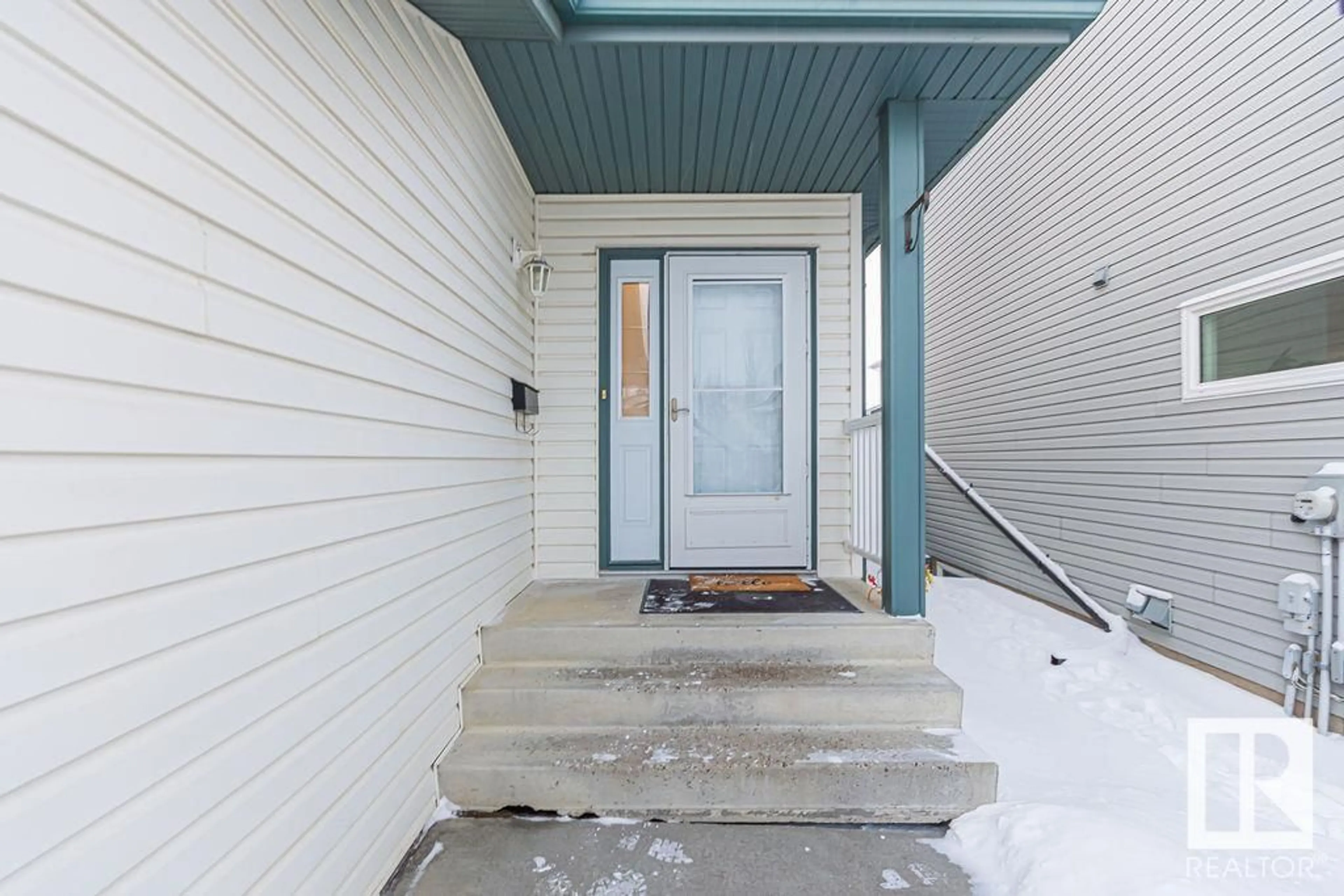 Indoor entryway for 4848 148 AV NW, Edmonton Alberta T5Y2X1