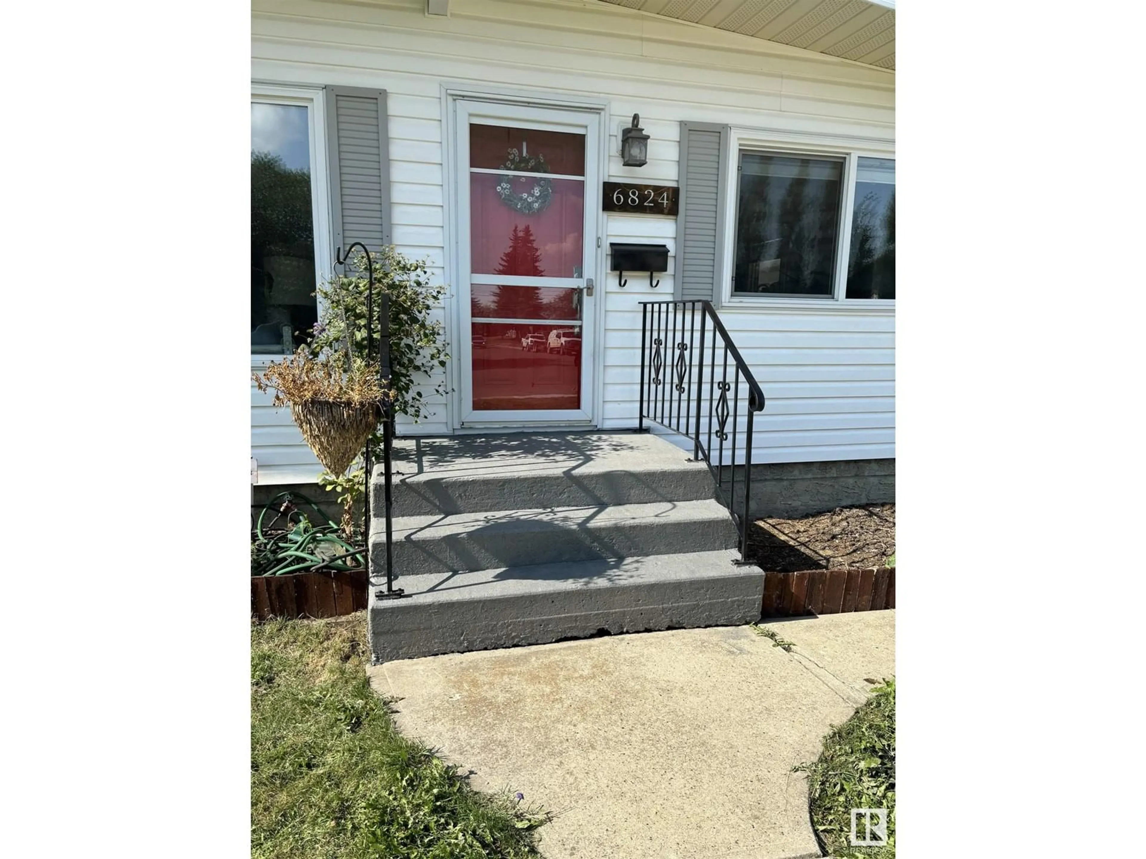 Indoor entryway for 6824 94B AV NW, Edmonton Alberta T6B0Z7