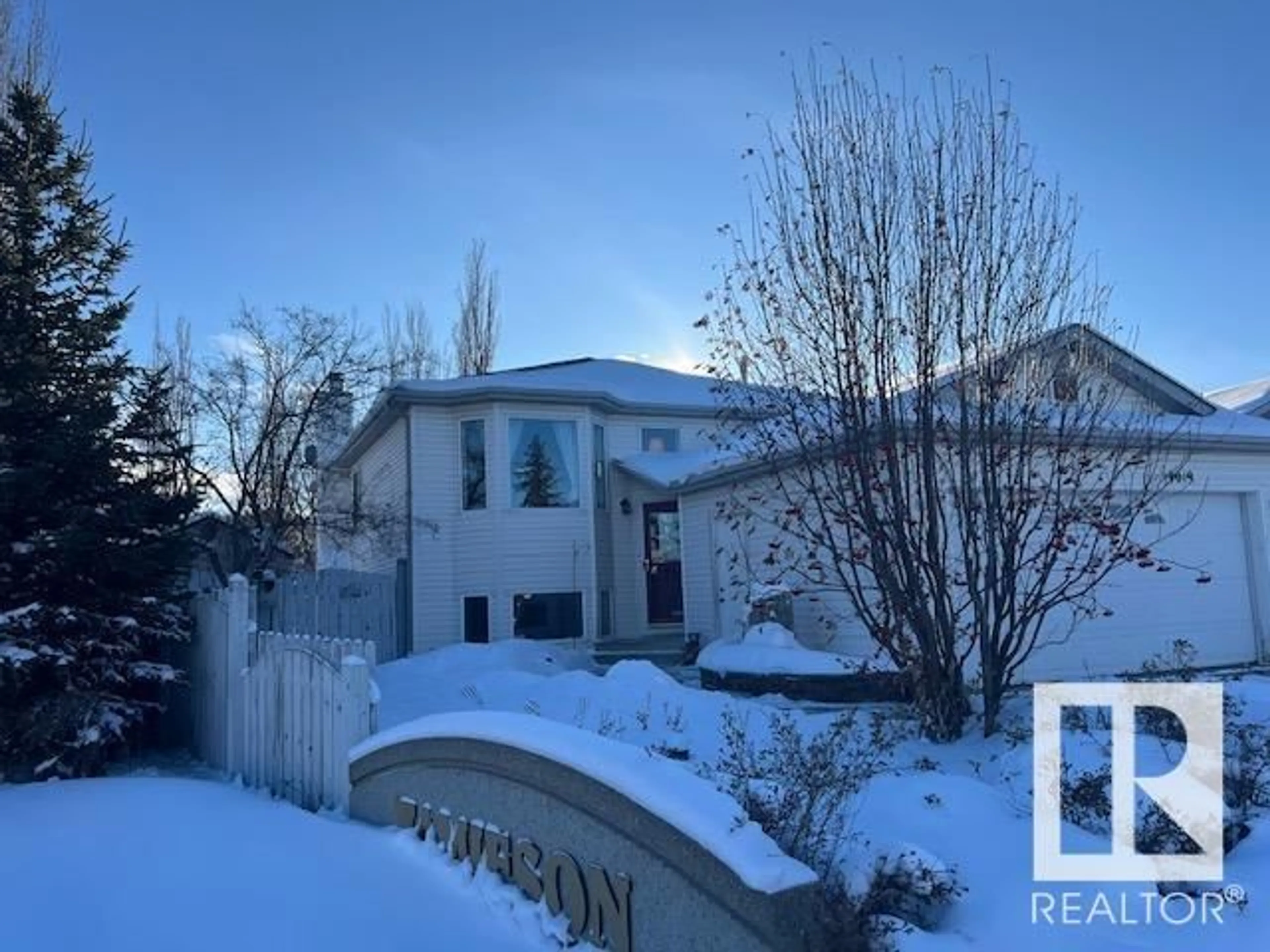 A pic from outside/outdoor area/front of a property/back of a property/a pic from drone, street for 19019 56 AV NW, Edmonton Alberta T6M2L3