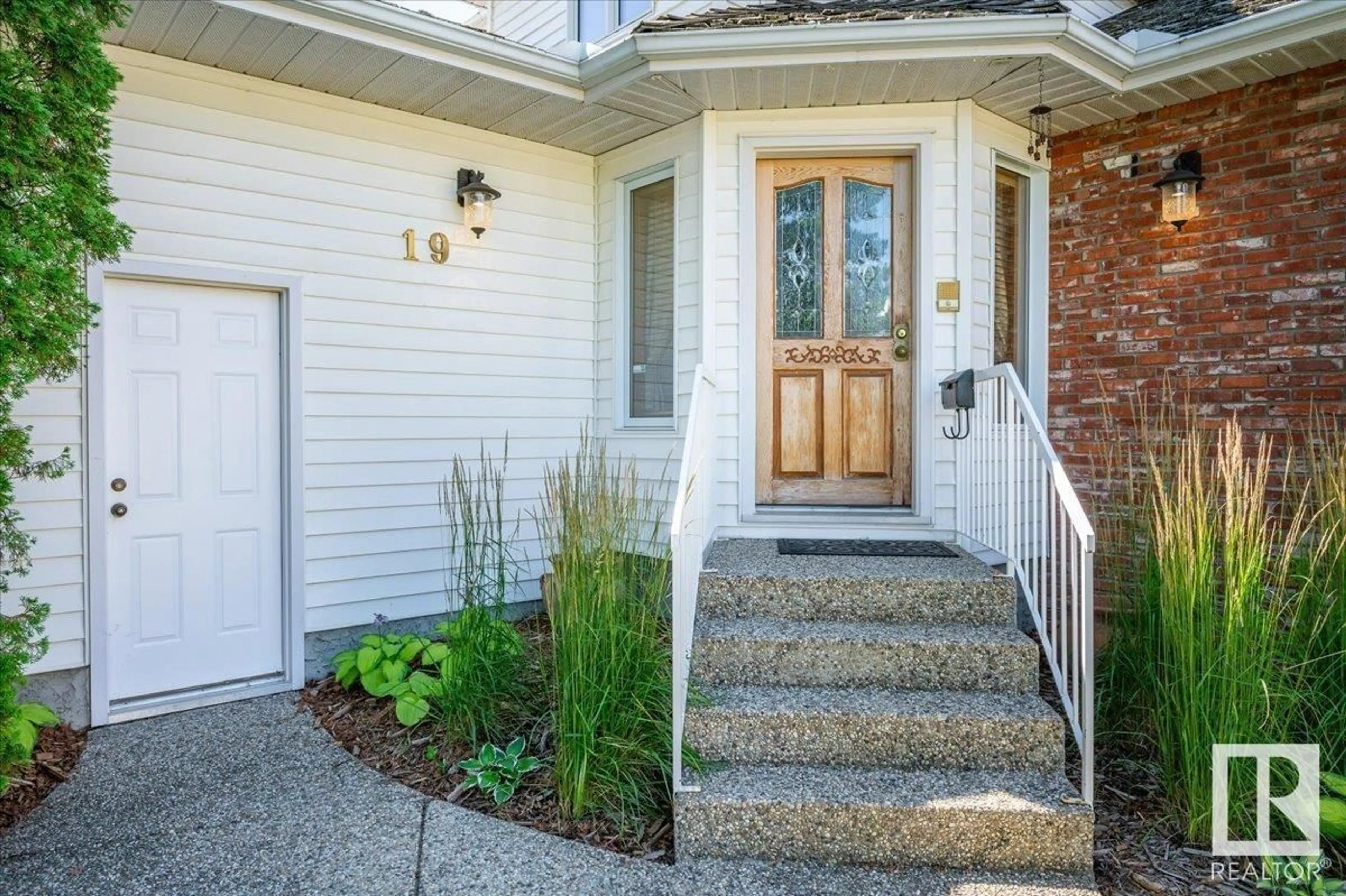 Indoor entryway for 19 RHATIGAN RD E NW, Edmonton Alberta T6R1N1