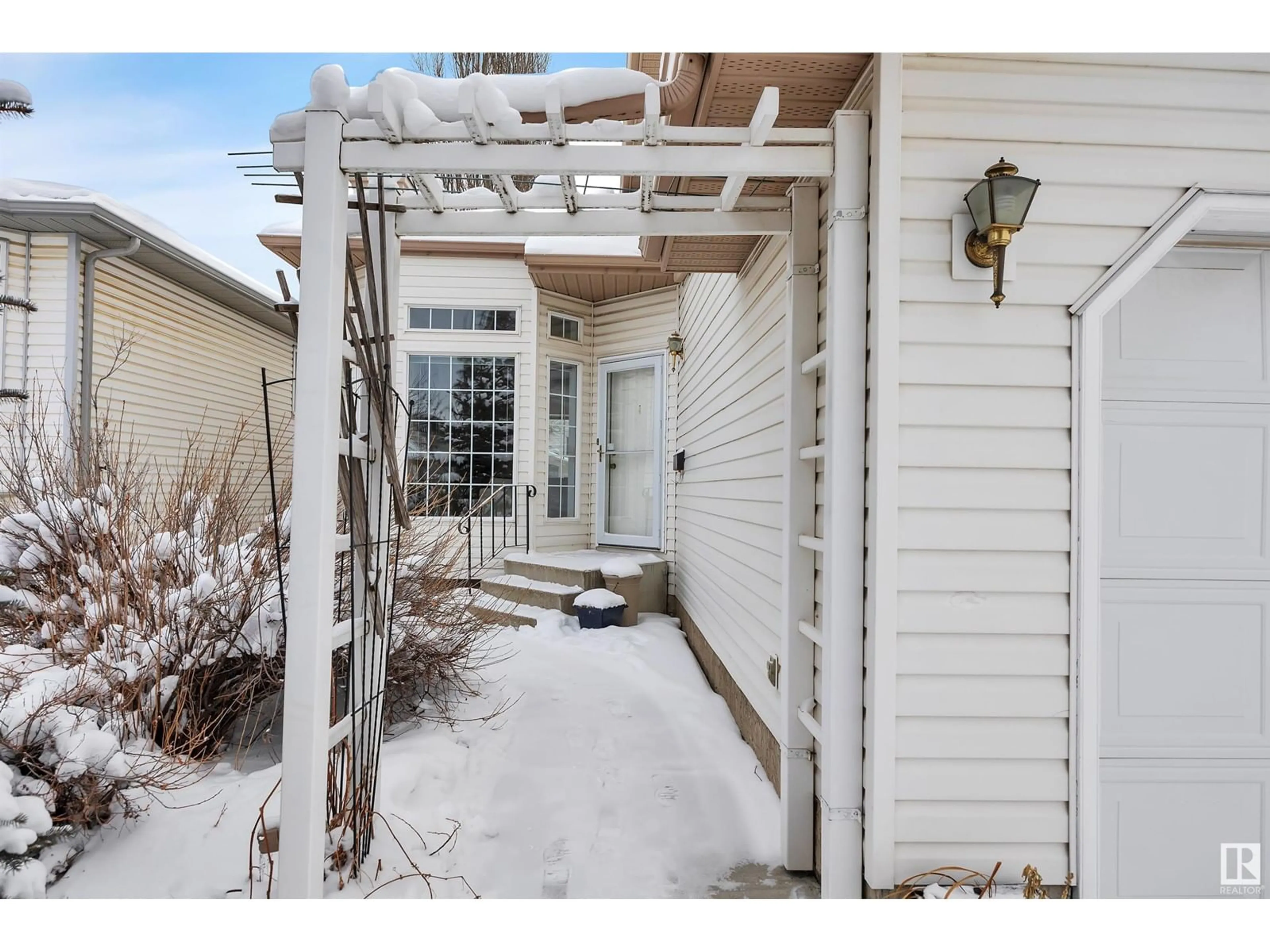 Indoor entryway for 1413 JEFFERYS CRES NW, Edmonton Alberta T6L6T4