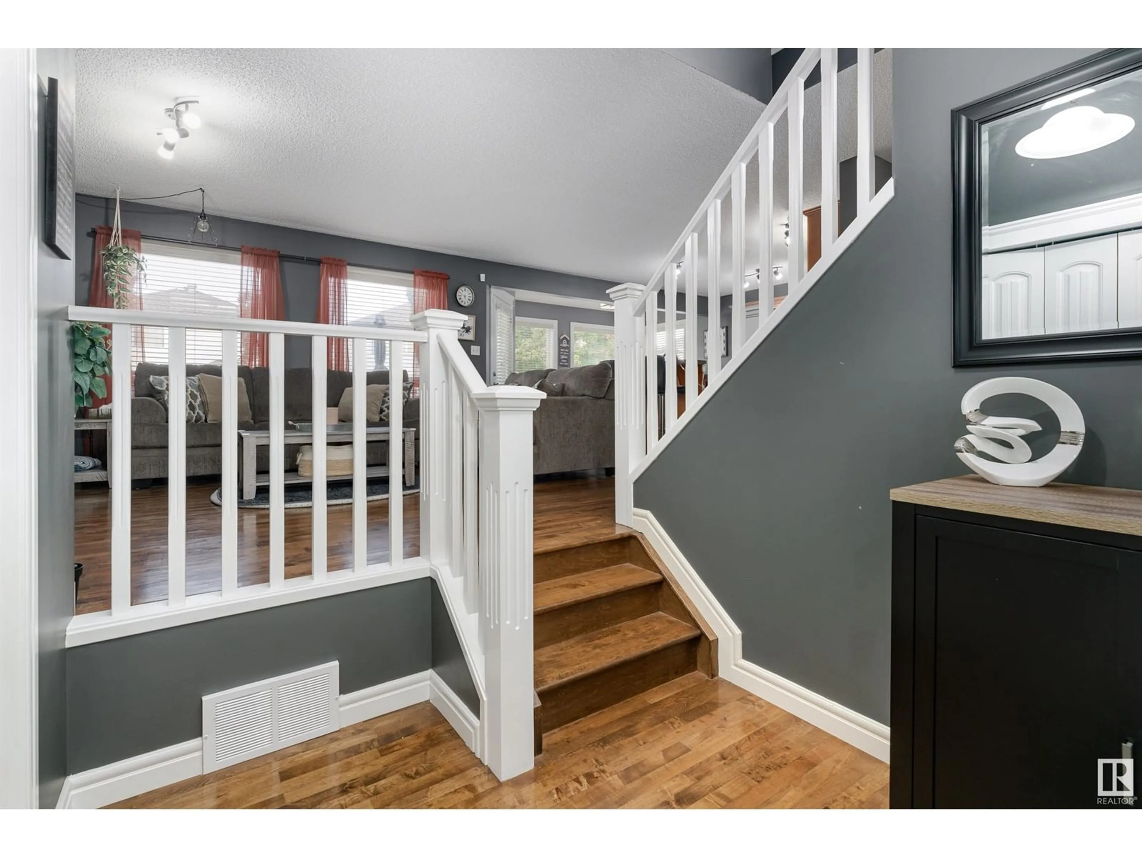 Indoor entryway for 12047 20 AV SW, Edmonton Alberta T6W0A8