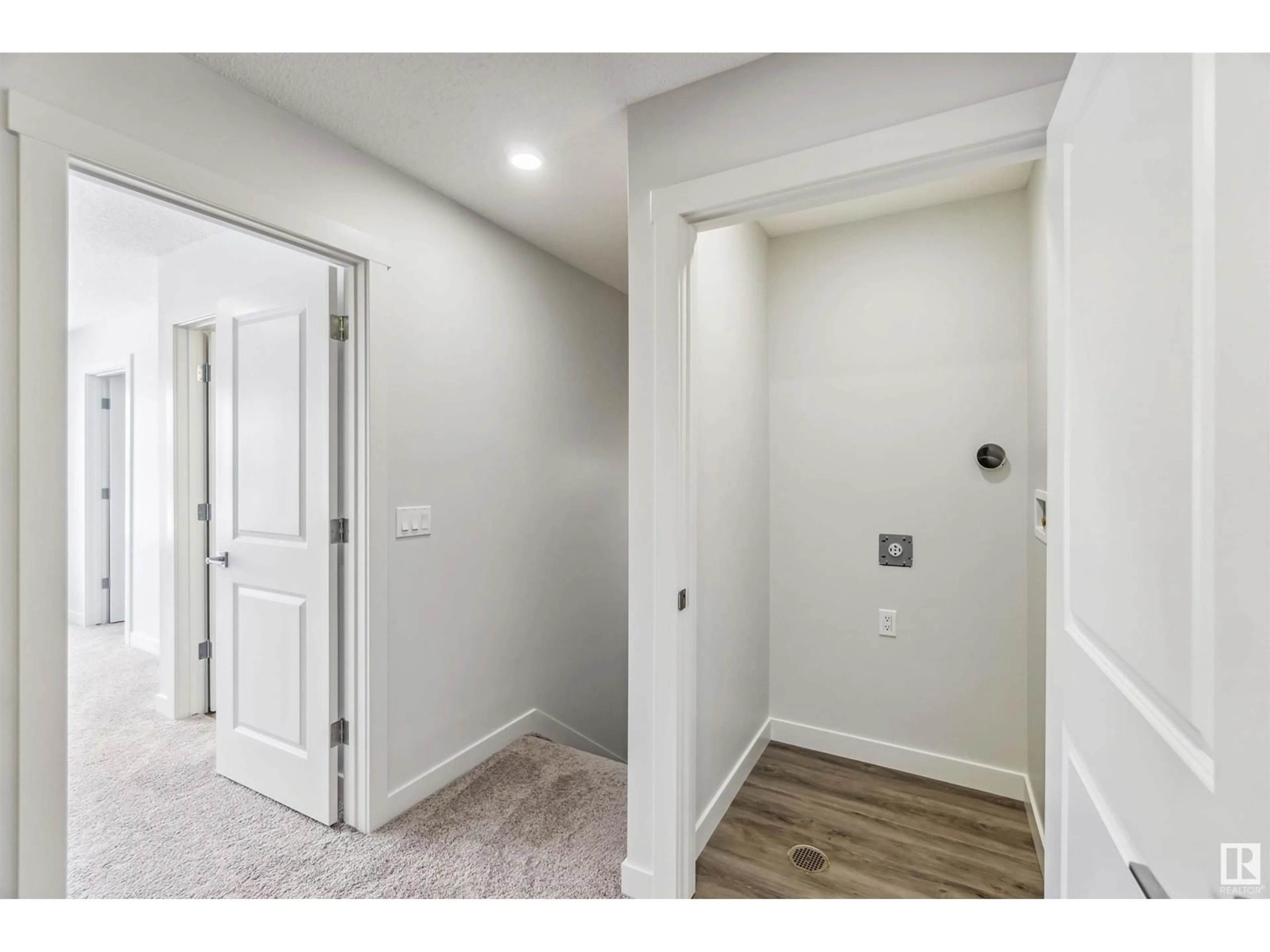 Indoor entryway for 1635 16 AV, Edmonton Alberta T6T2S1