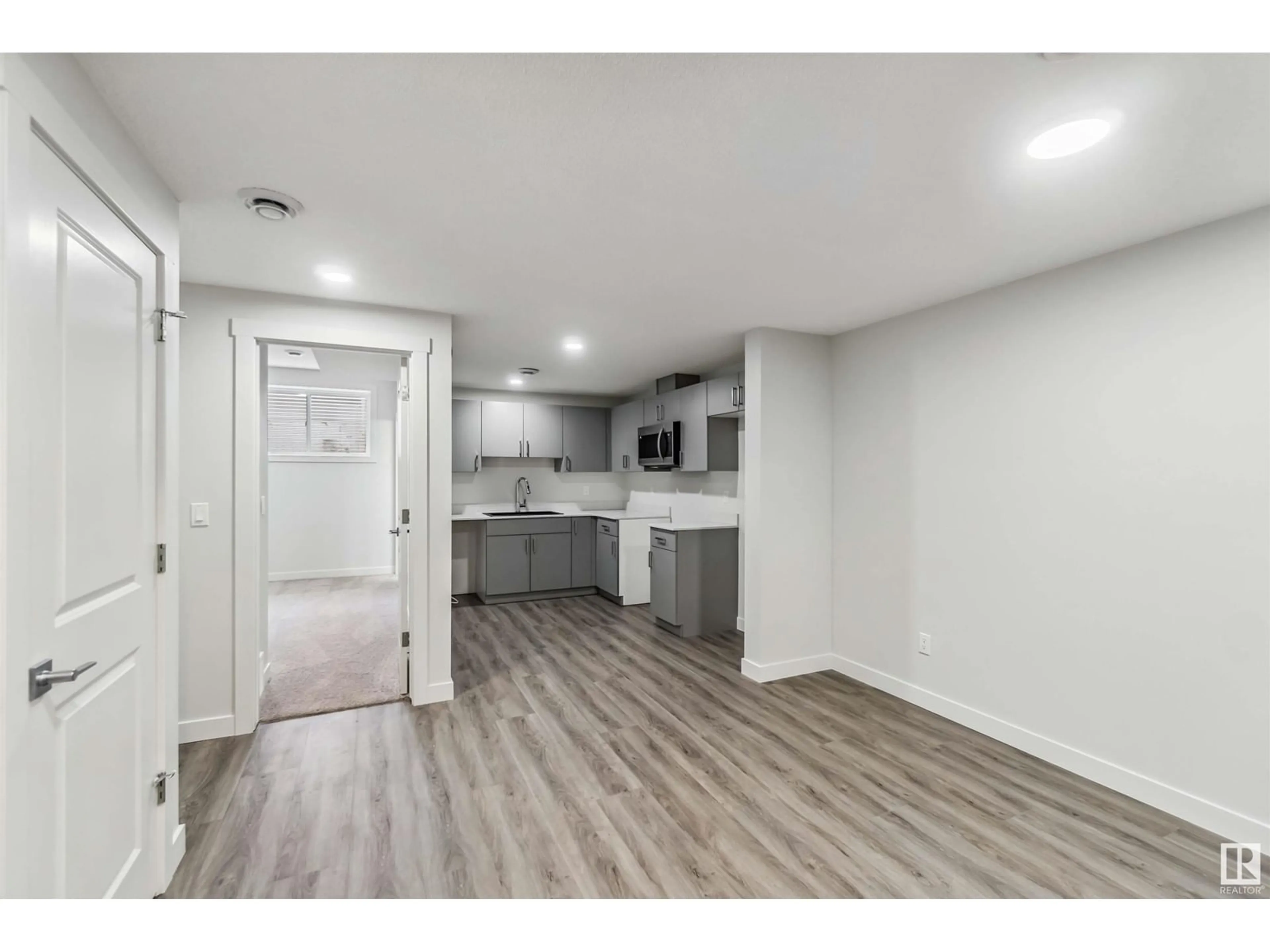 A pic of a room for 1635 16 AV, Edmonton Alberta T6T2S1