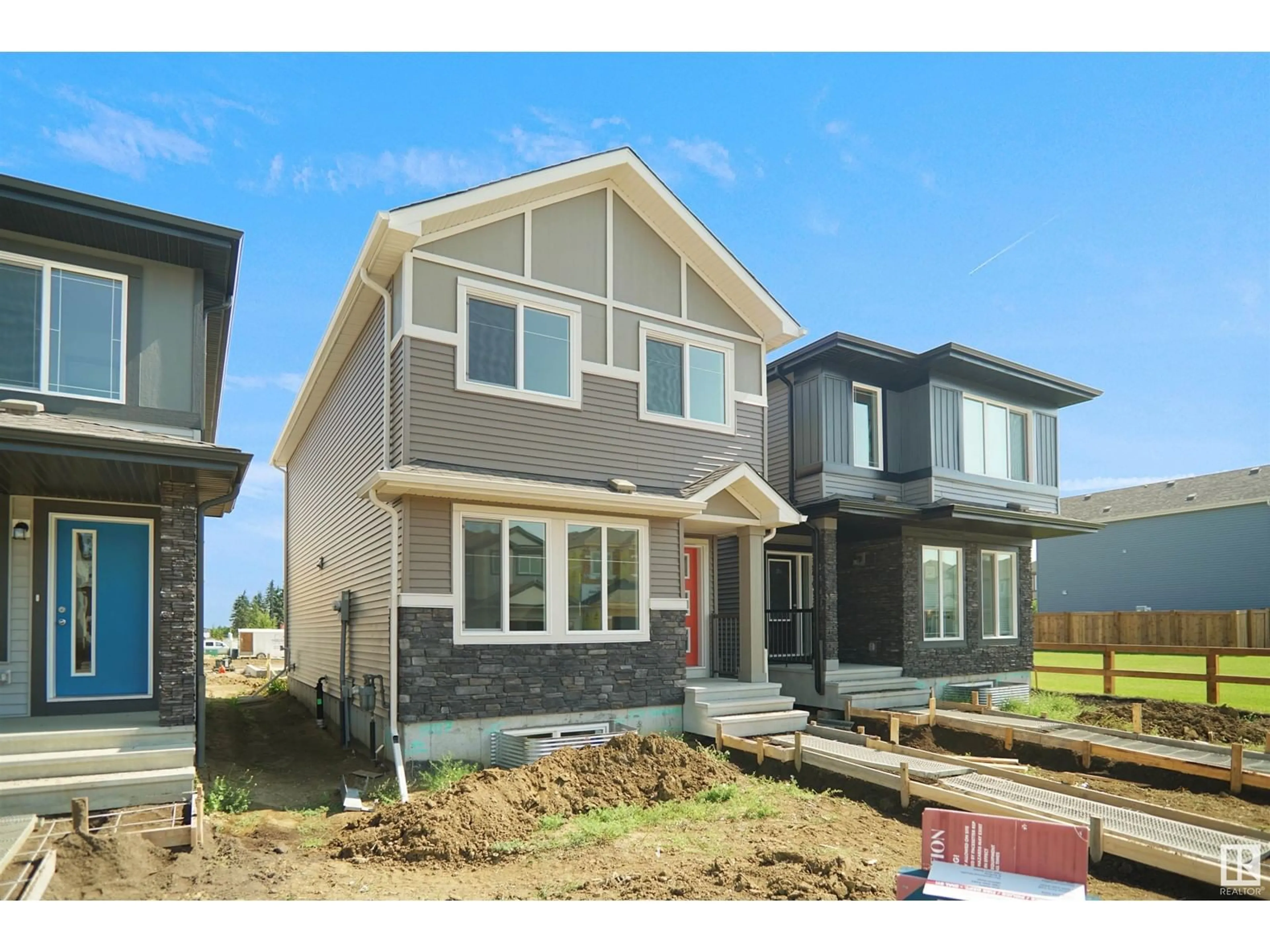 Home with vinyl exterior material, street for 201 SUNLAND WY, Sherwood Park Alberta T8H2Y7