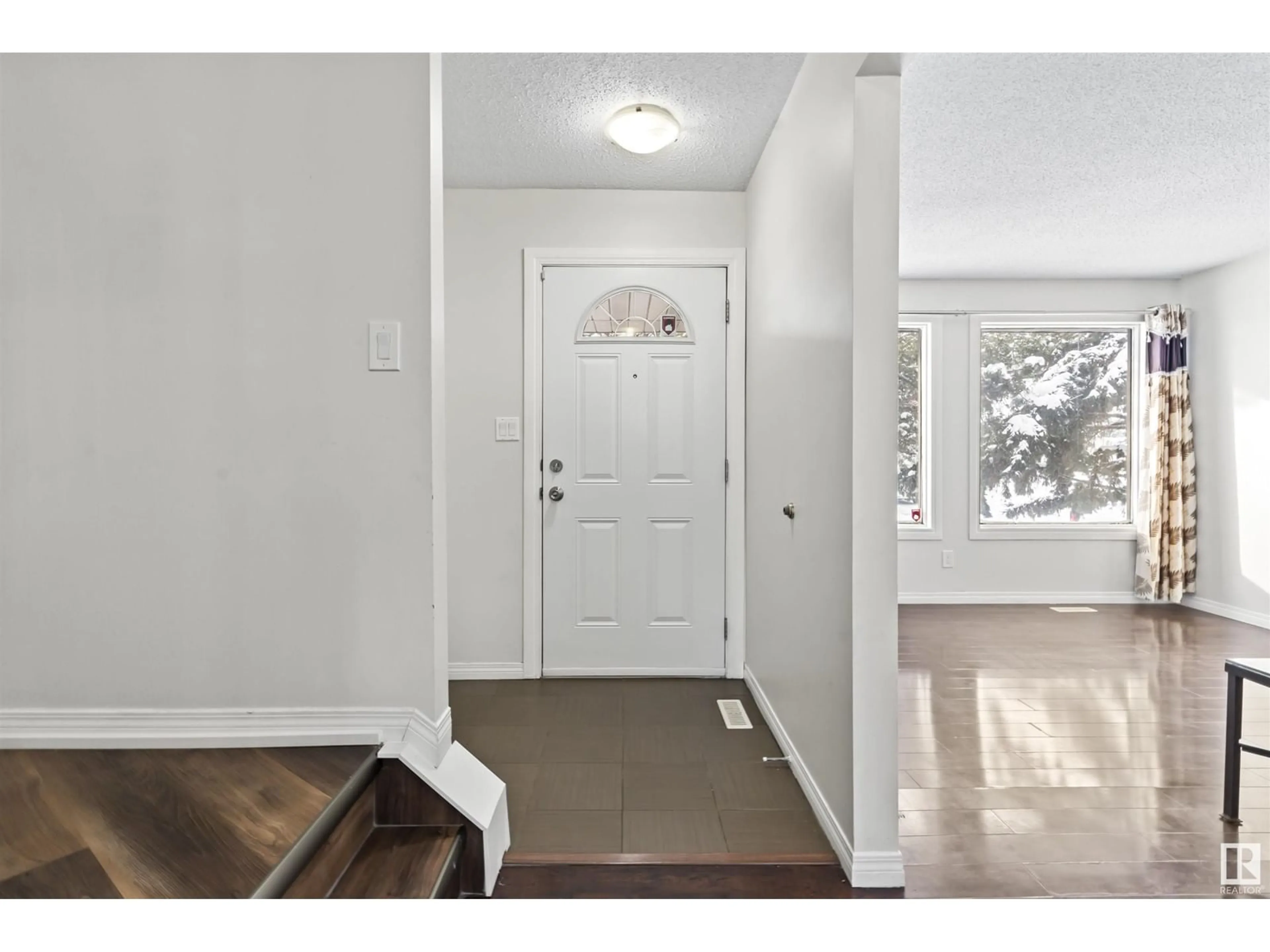 Indoor entryway for 1431 54 ST NW, Edmonton Alberta T6L3K5