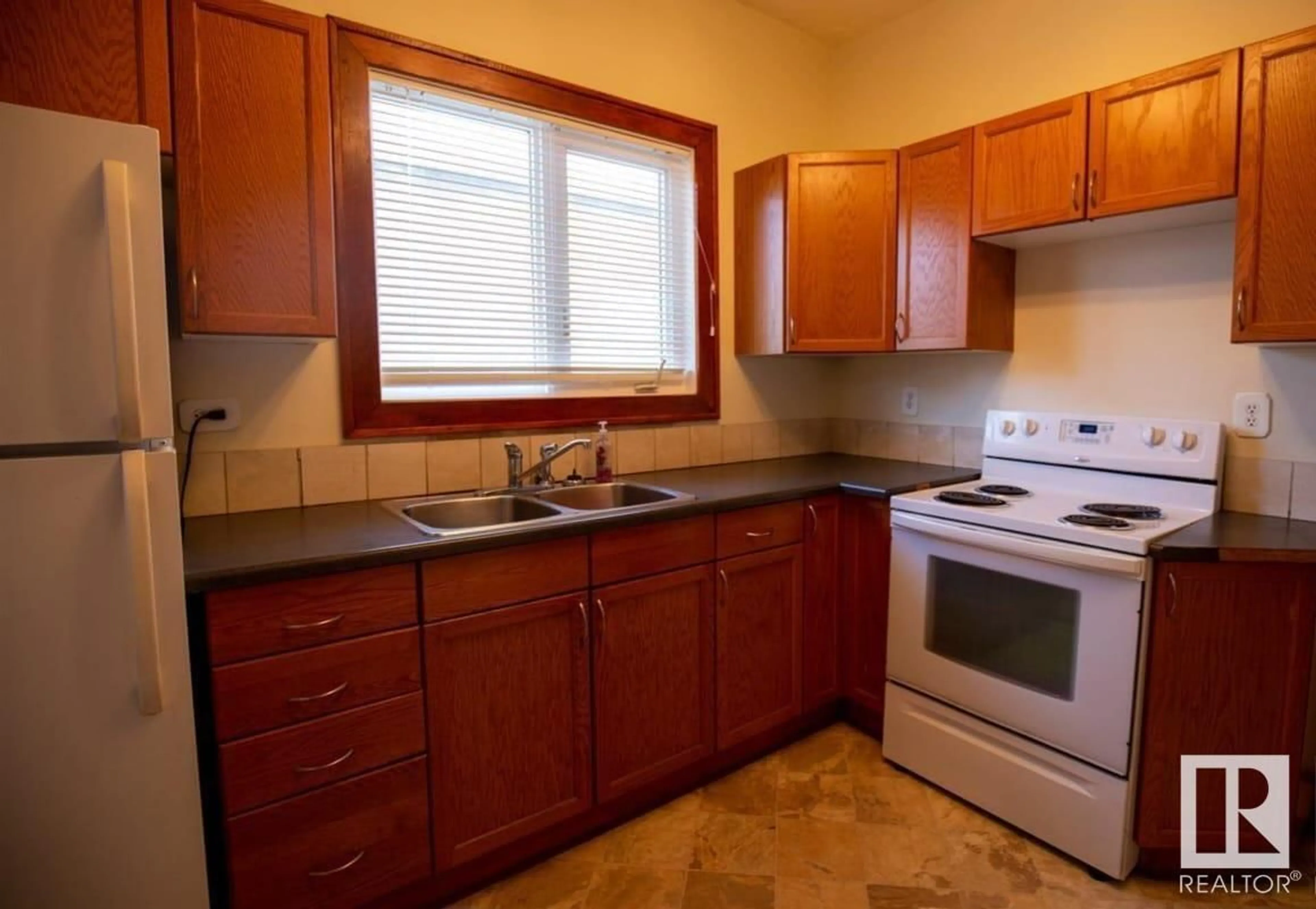 Standard kitchen, unknown for 10448 84 AV NW, Edmonton Alberta T6E2H2