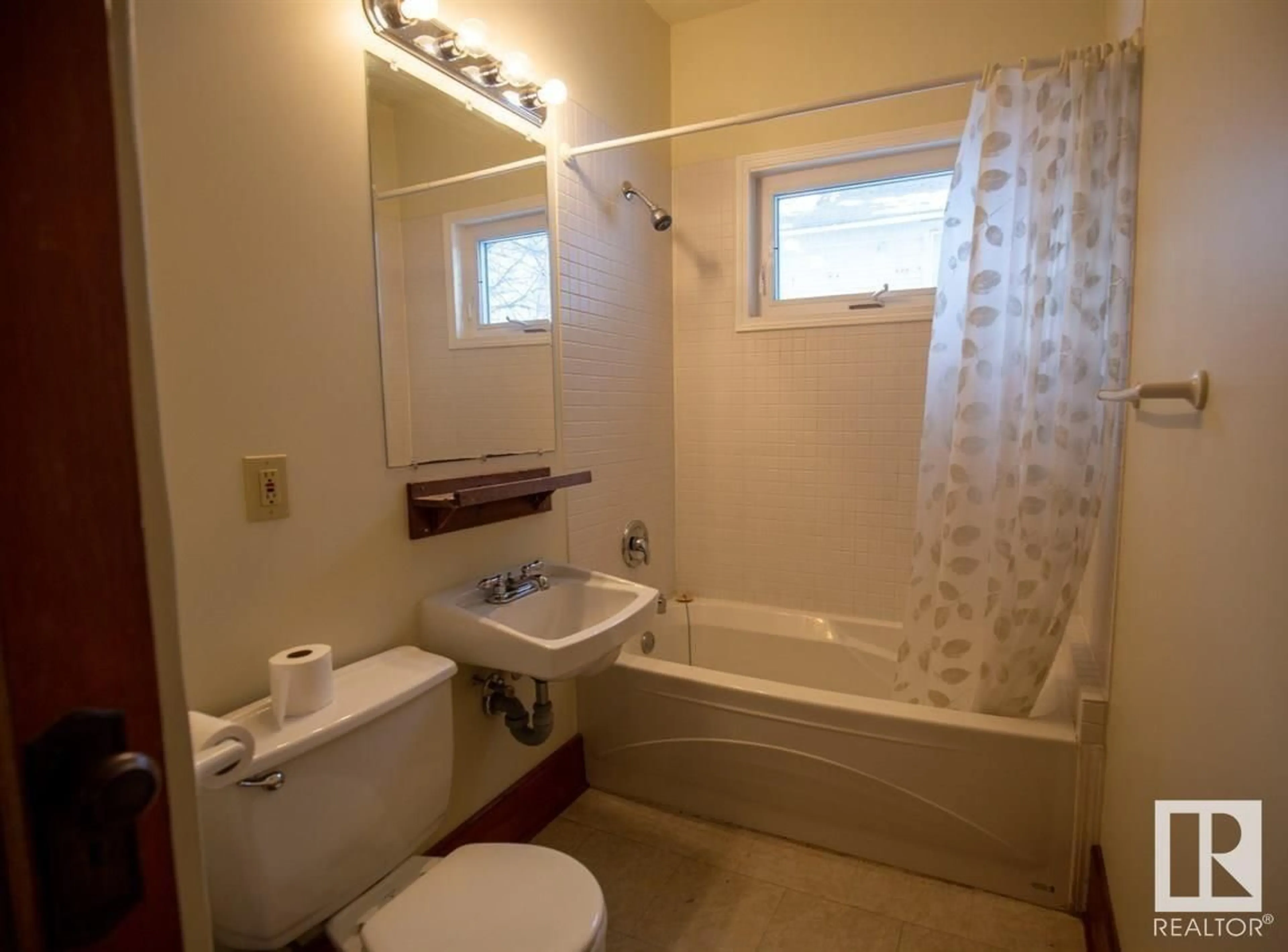 Standard bathroom, ceramic/tile floor for 10448 84 AV NW, Edmonton Alberta T6E2H2