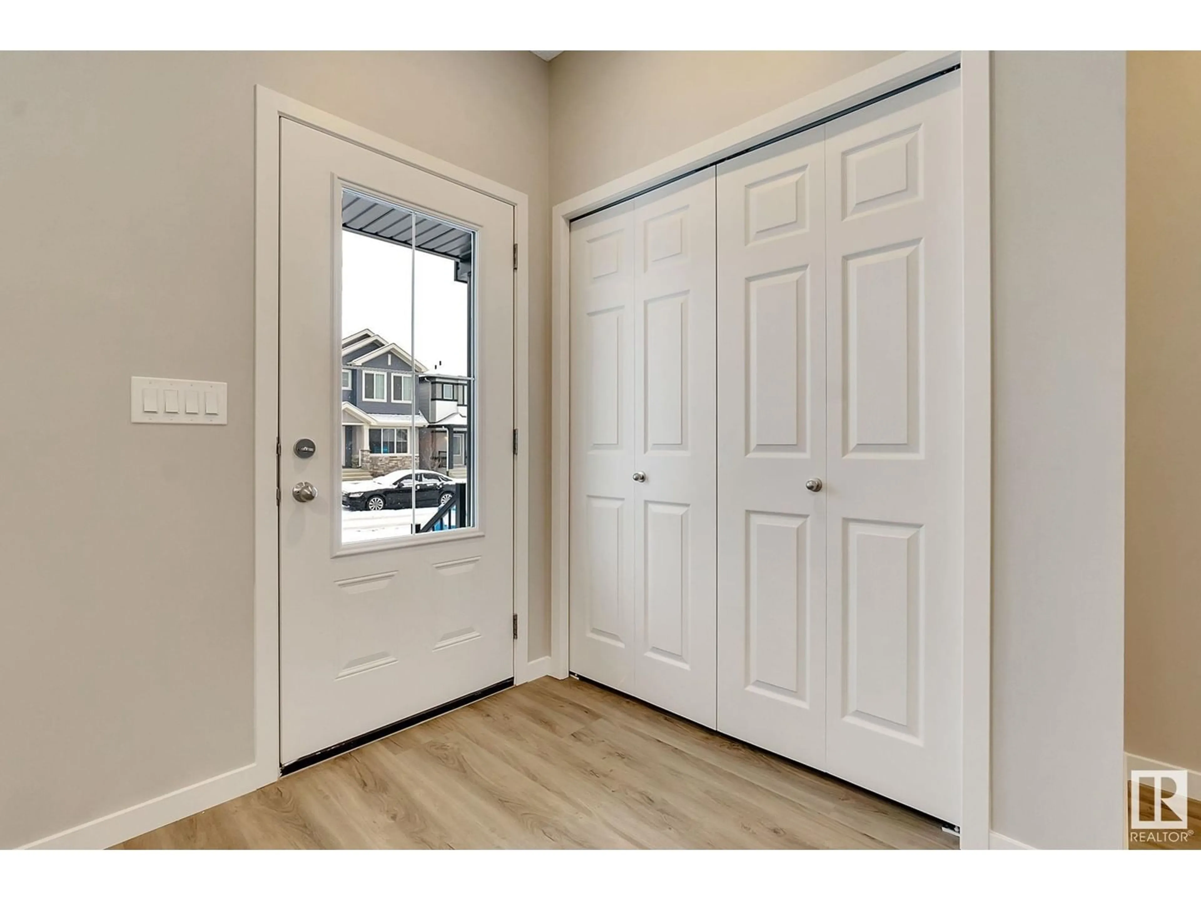 Indoor entryway for 9621 COLAK LI SW, Edmonton Alberta T6W5M5