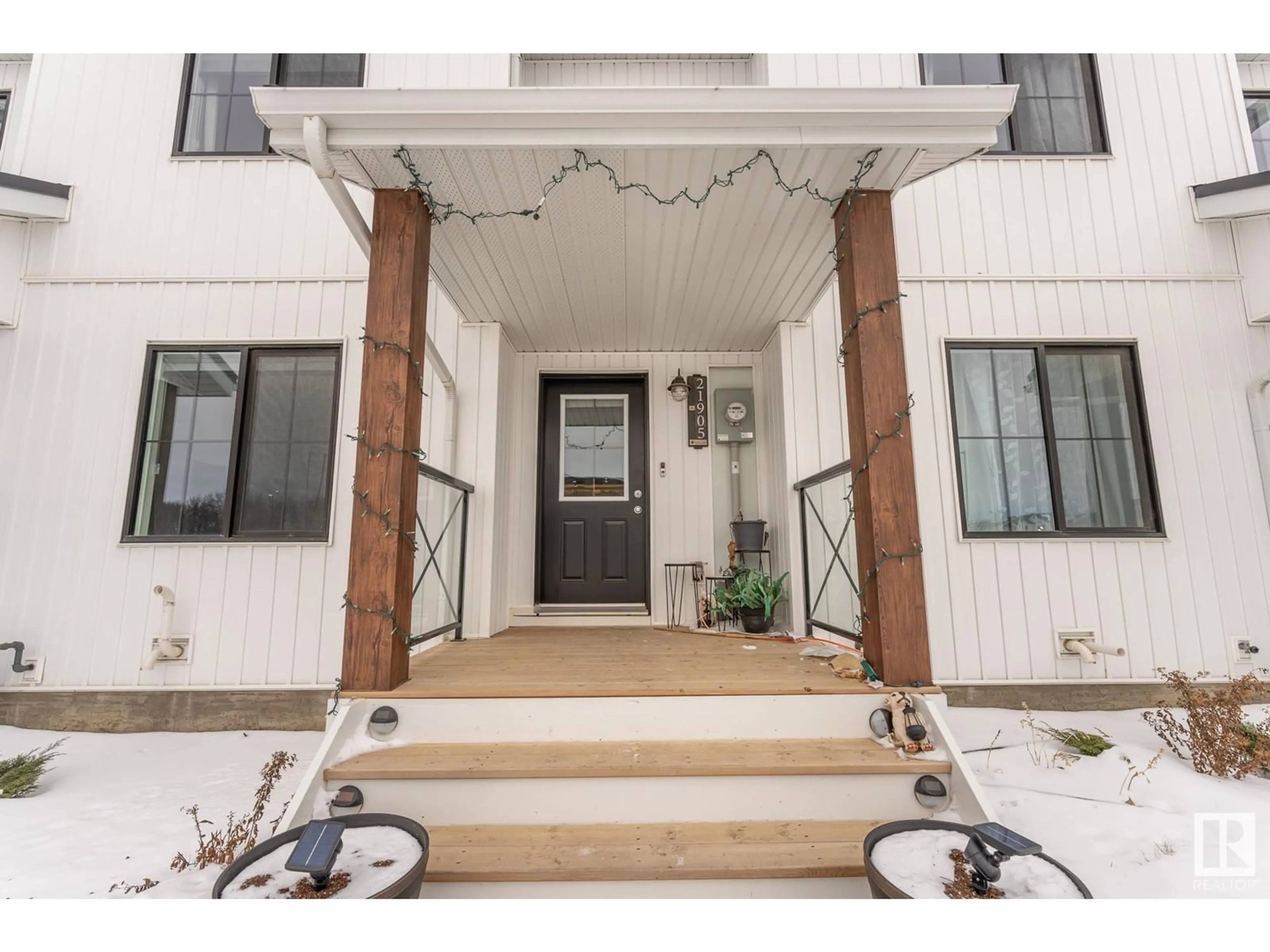 Indoor entryway for 21905 93 AV NW, Edmonton Alberta T5T7N8