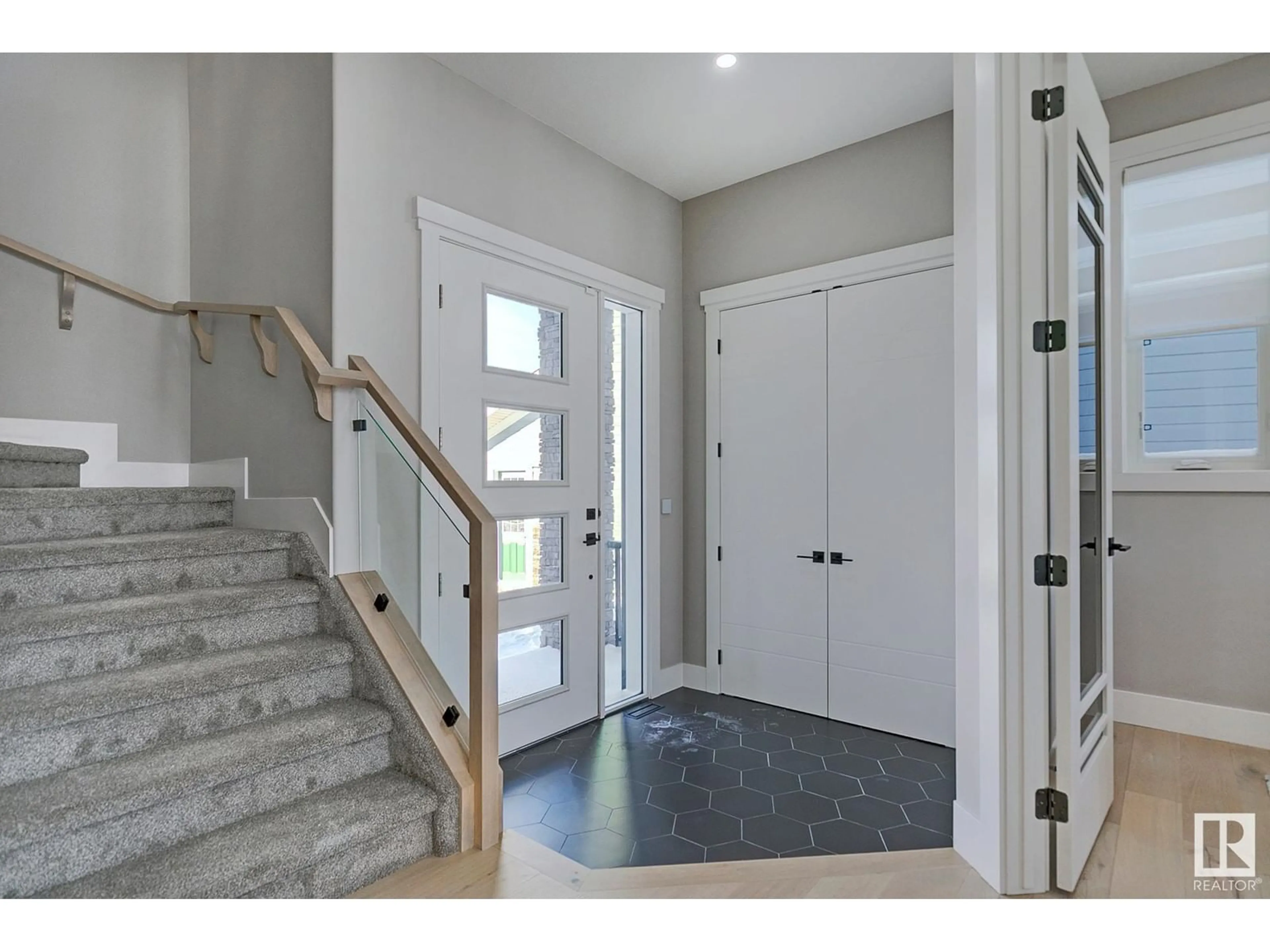 Indoor entryway for 5606 CAUTLEY CV SW, Edmonton Alberta T6W4P7