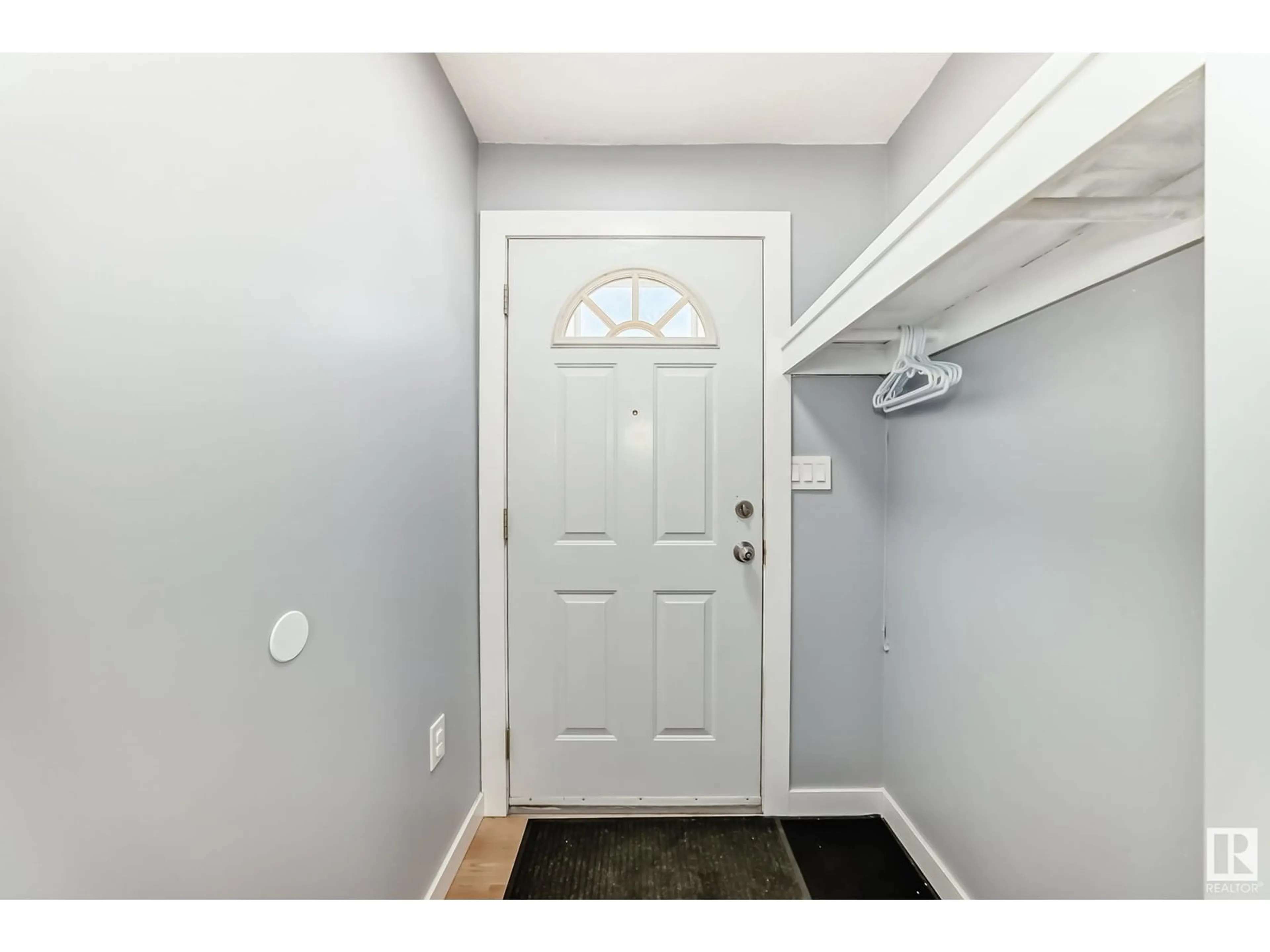 Indoor entryway for 13228 68 ST NW, Edmonton Alberta T5C0G3