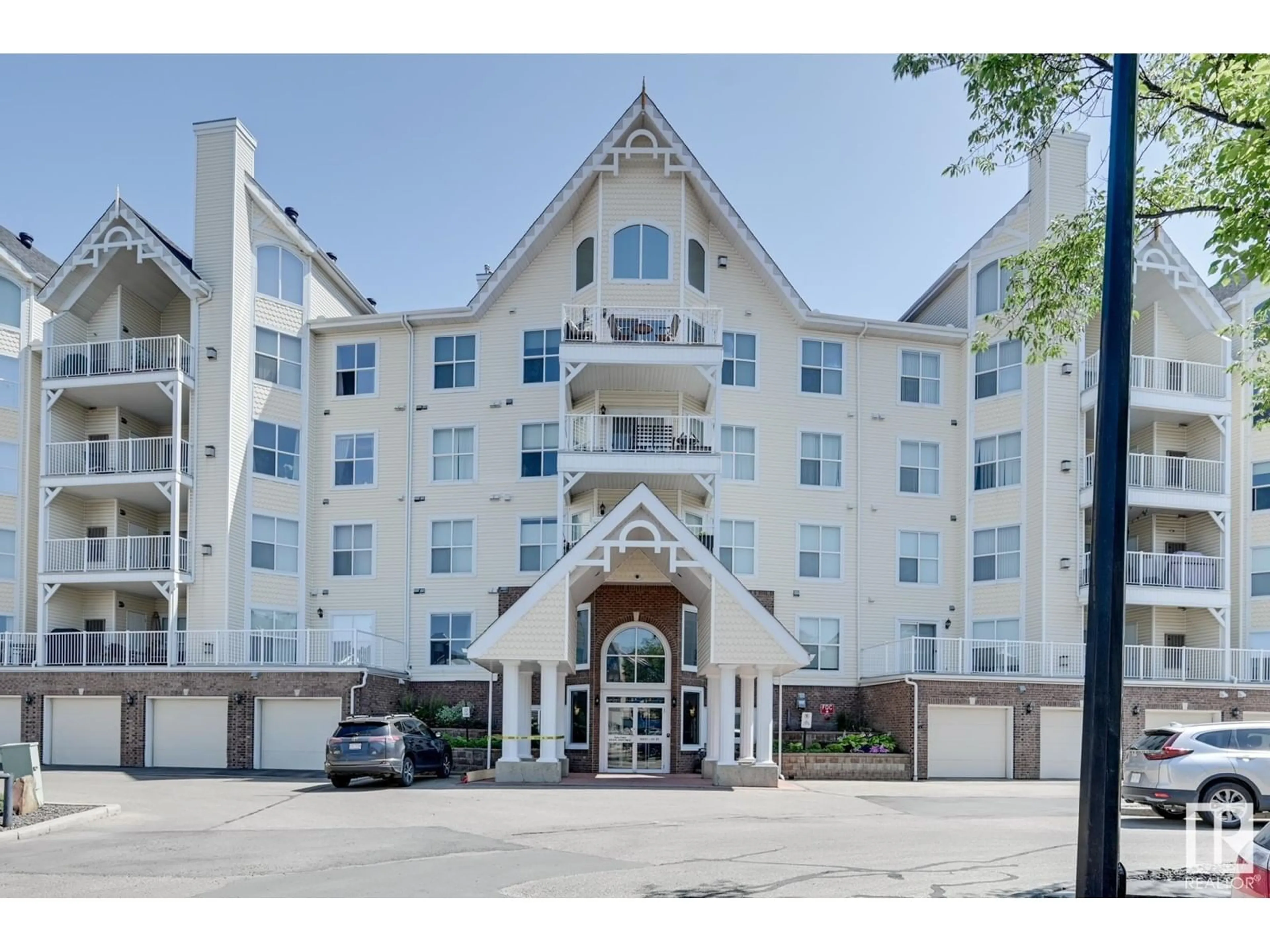 Indoor foyer for #504 10221 111 ST NW, Edmonton Alberta T5K2W5