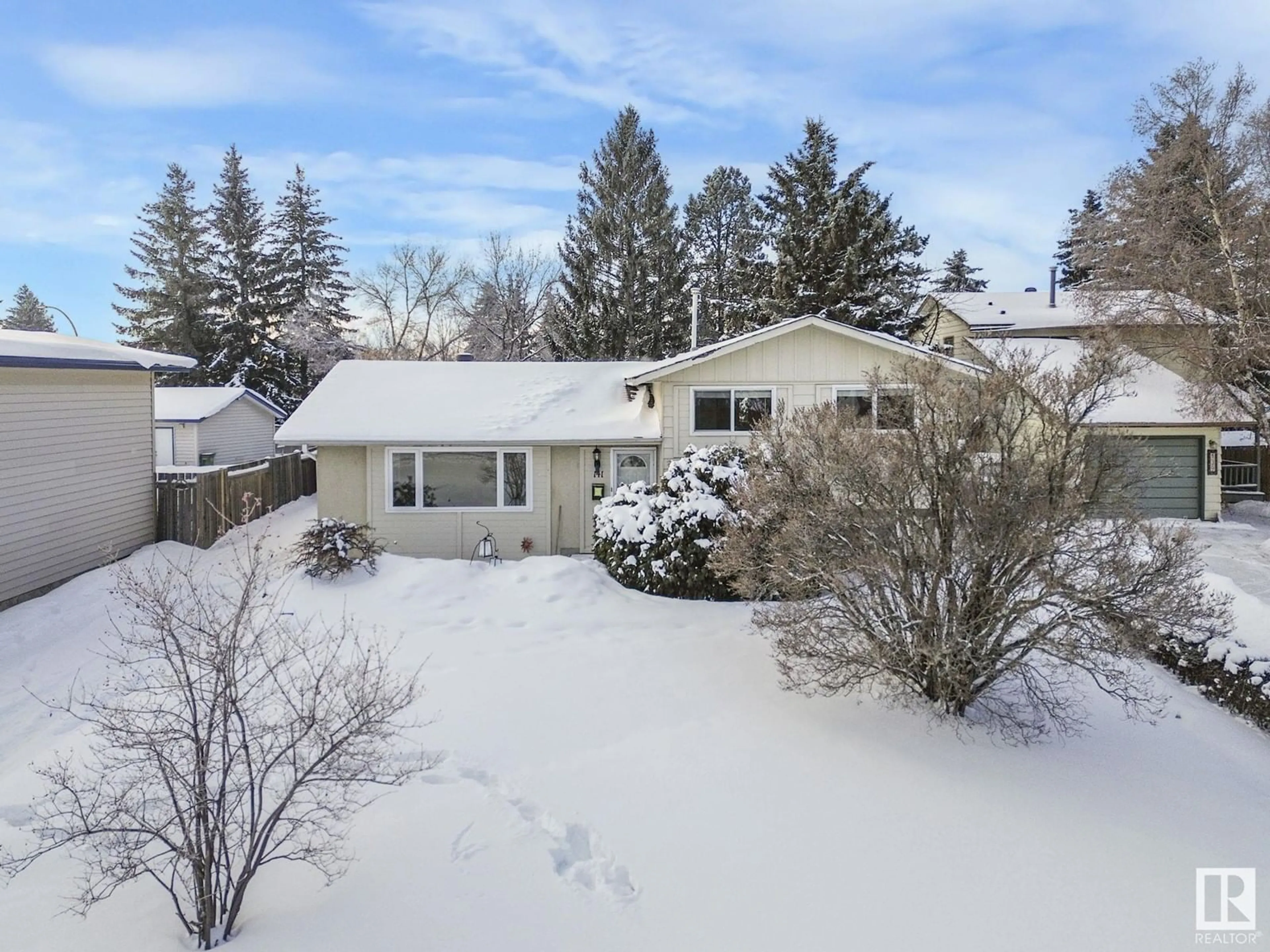 A pic from outside/outdoor area/front of a property/back of a property/a pic from drone, street for 141 HOMESTEAD CR NW, Edmonton Alberta T5A2Y1