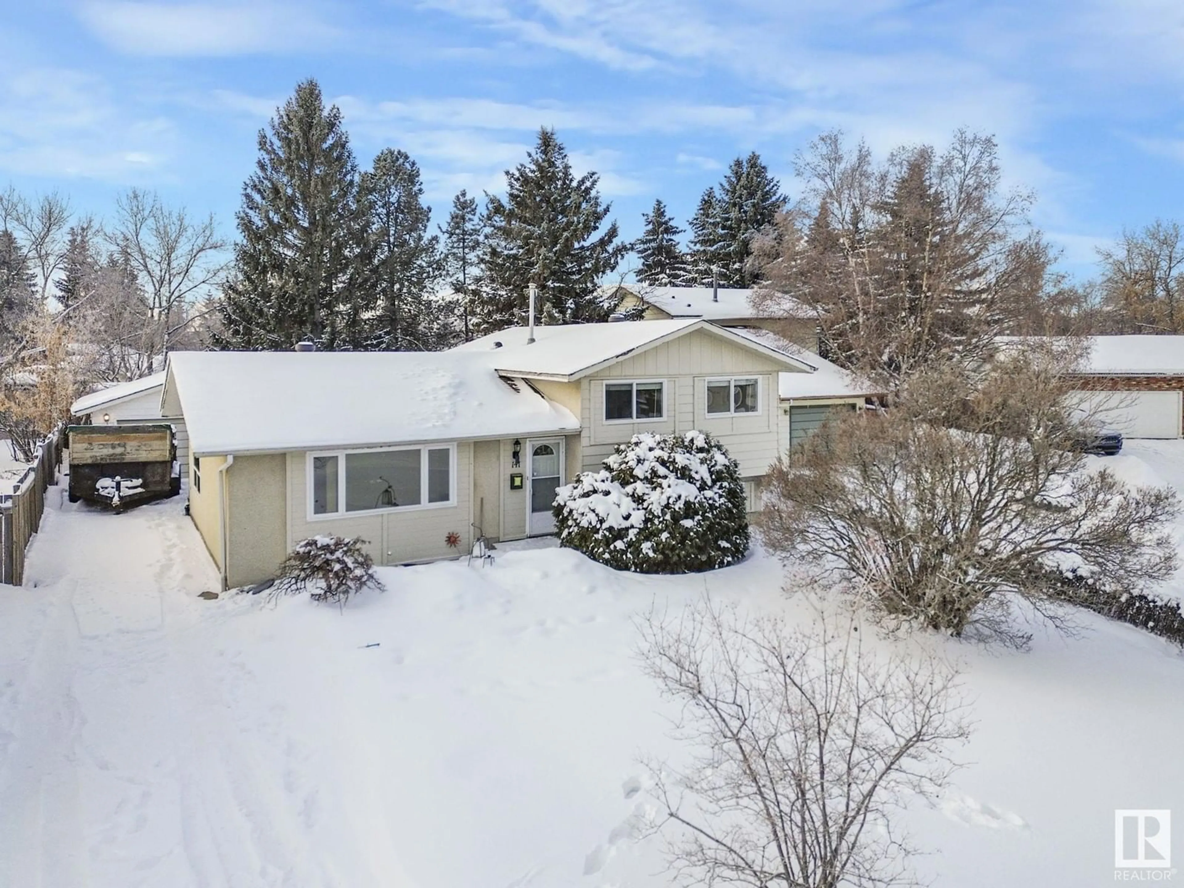 A pic from outside/outdoor area/front of a property/back of a property/a pic from drone, street for 141 HOMESTEAD CR NW, Edmonton Alberta T5A2Y1