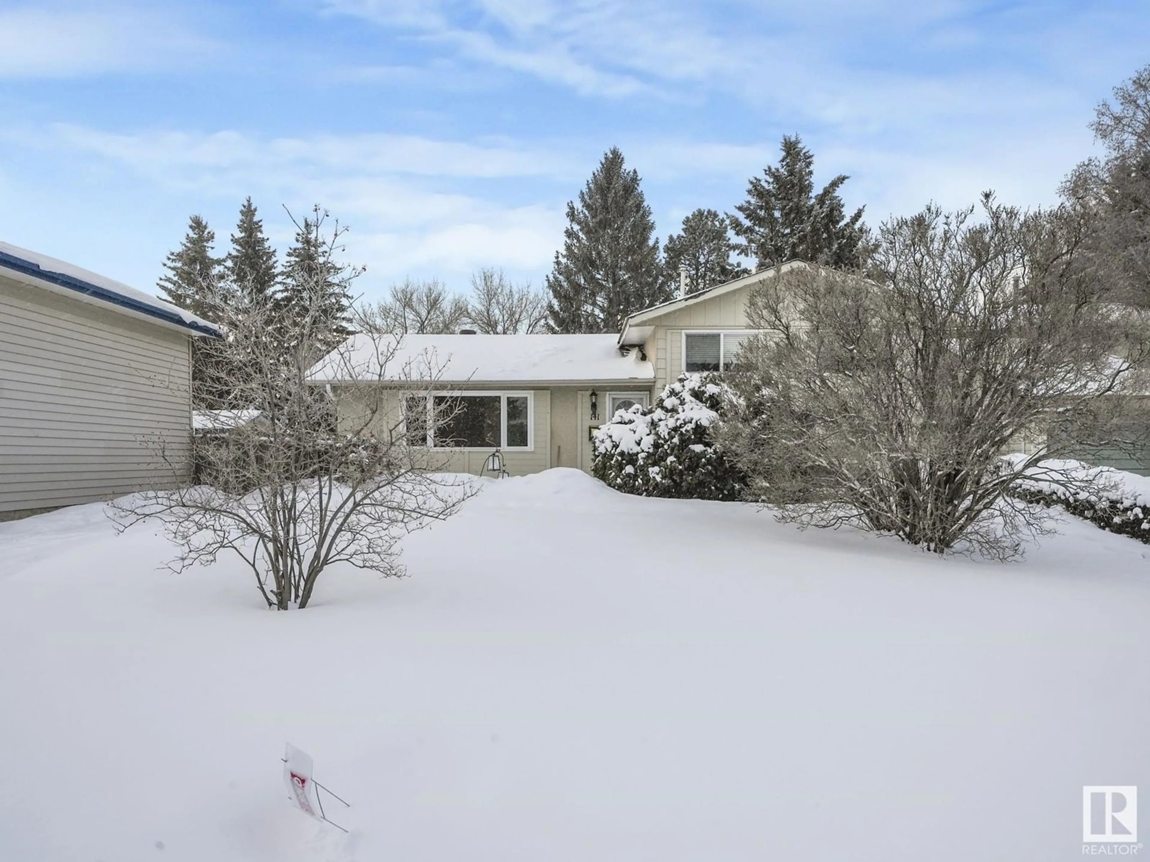 A pic from outside/outdoor area/front of a property/back of a property/a pic from drone, unknown for 141 HOMESTEAD CR NW, Edmonton Alberta T5A2Y1