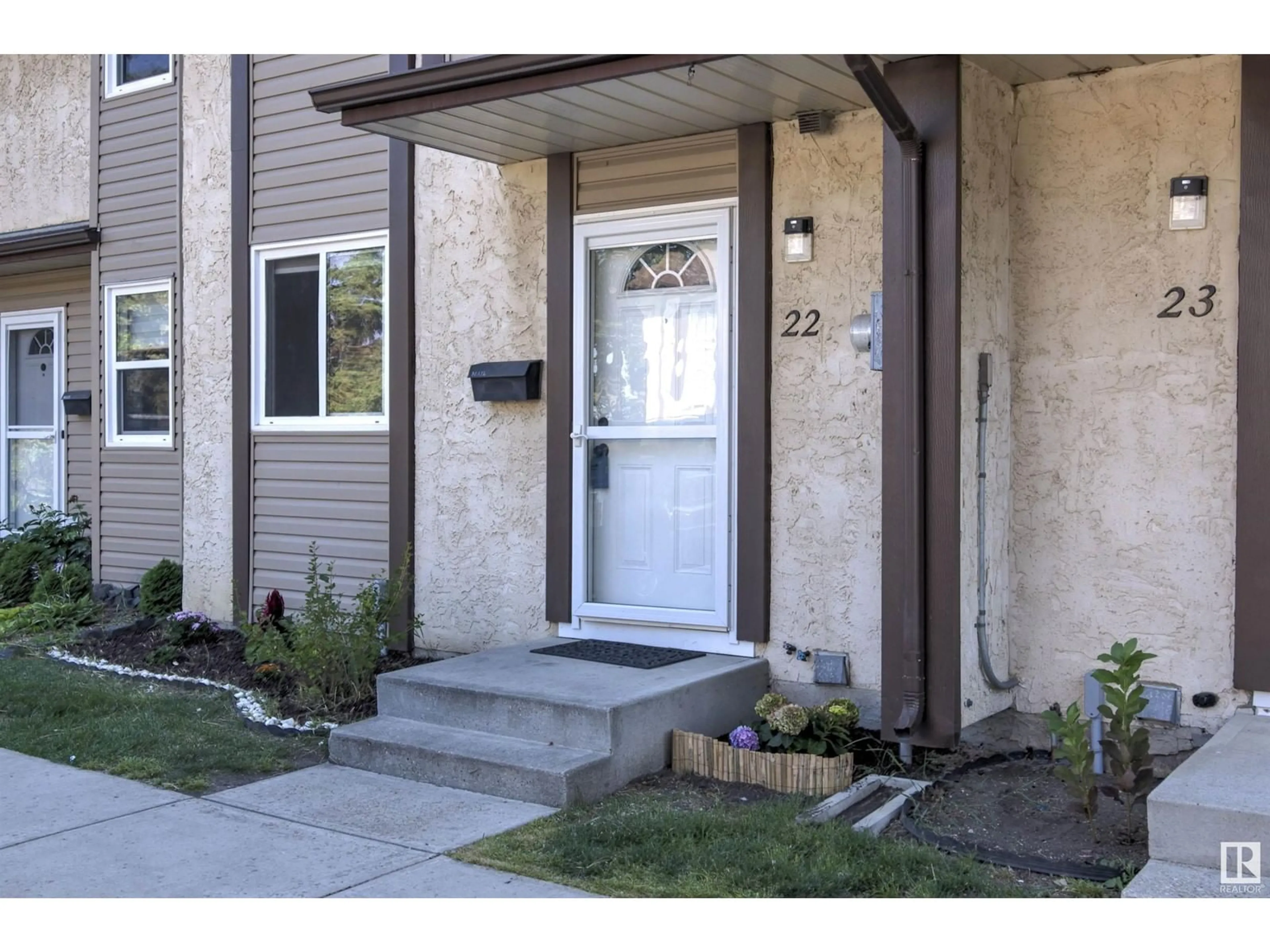 Indoor entryway for #22 10453 20 AV NW, Edmonton Alberta T6J5H1