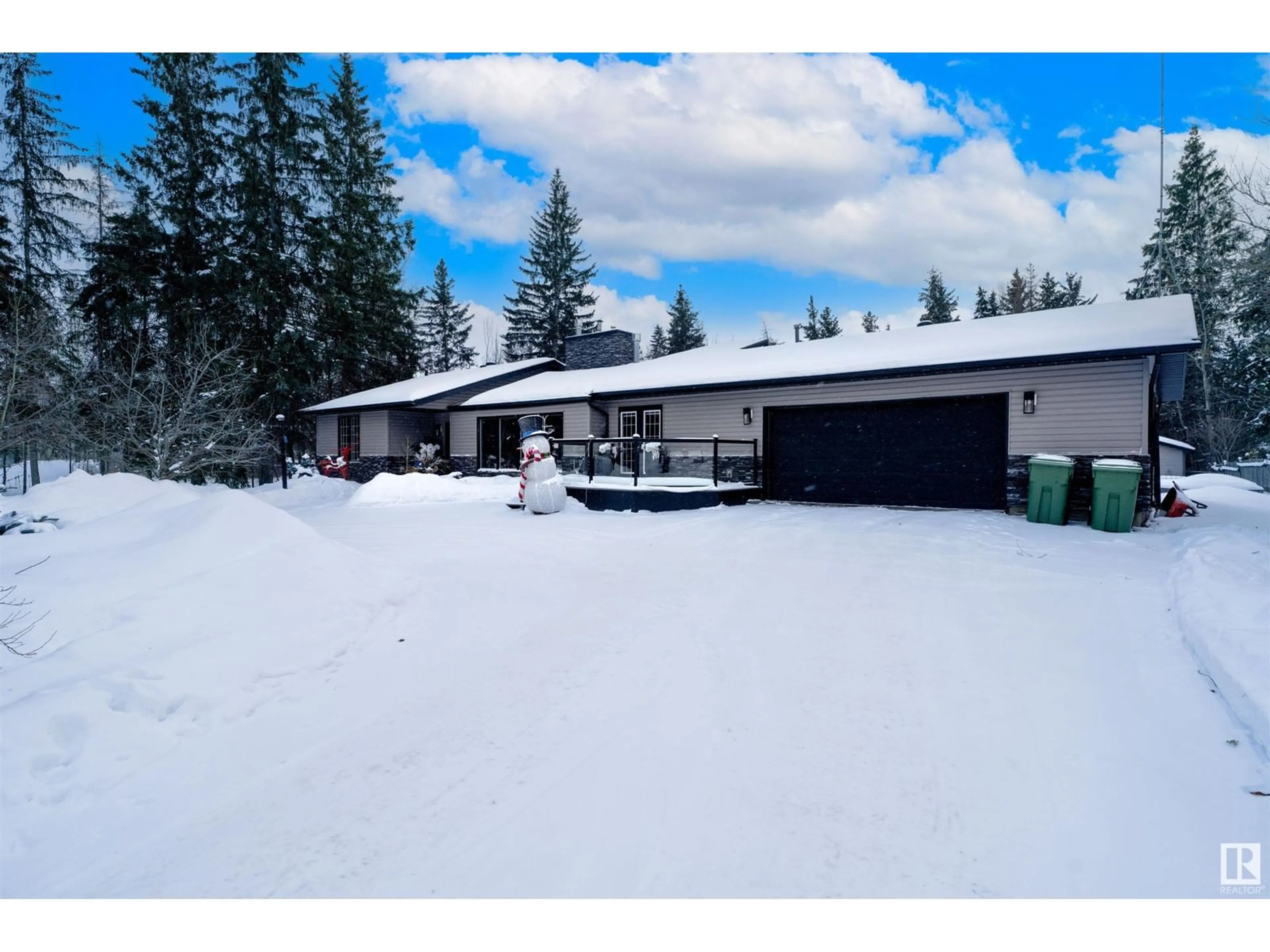 A pic from outside/outdoor area/front of a property/back of a property/a pic from drone, mountain view for 32 Silverchief CR, Rural Sturgeon County Alberta T8N1M8