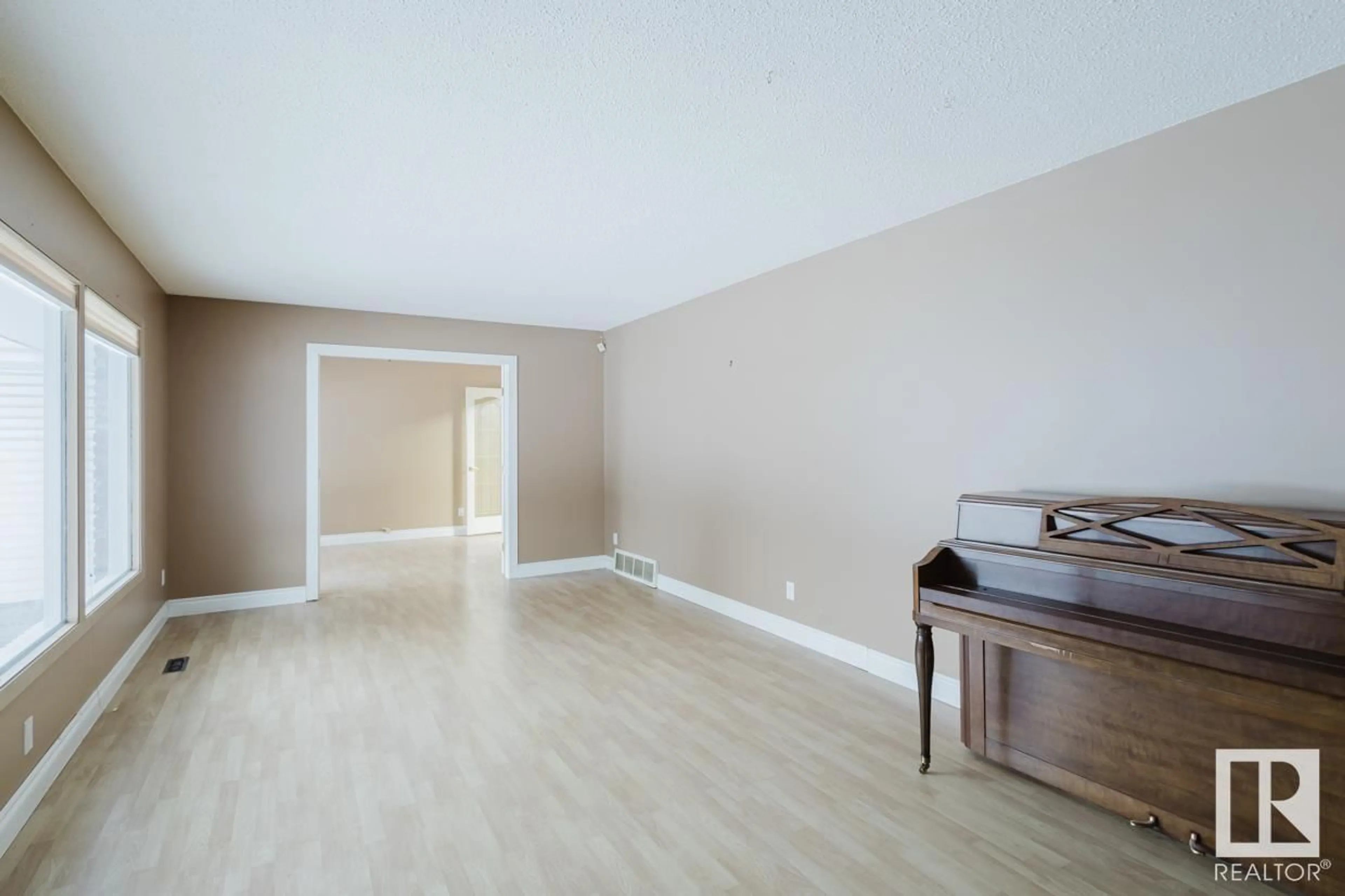 A pic of a room for 4803 144 ST NW, Edmonton Alberta T6H4G9