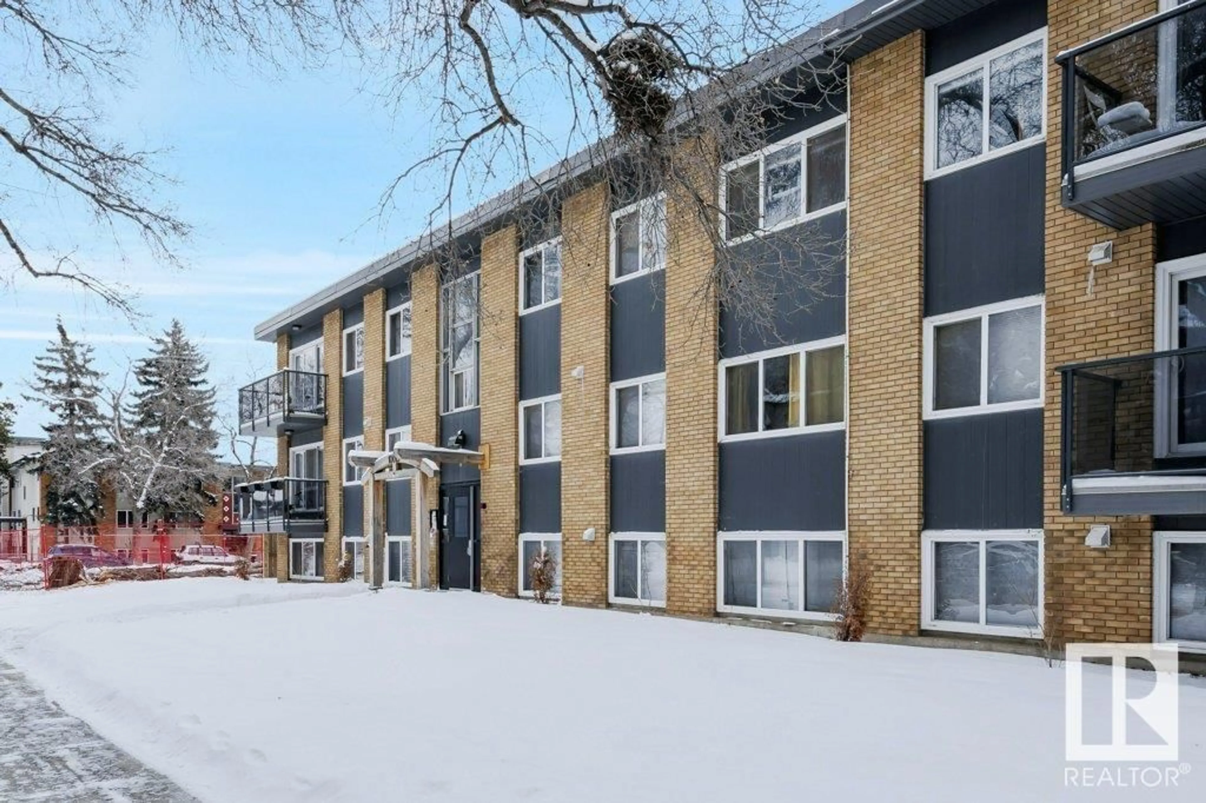 Patio, building for 10015 - 35 83 AV, Edmonton Alberta T6E2C3