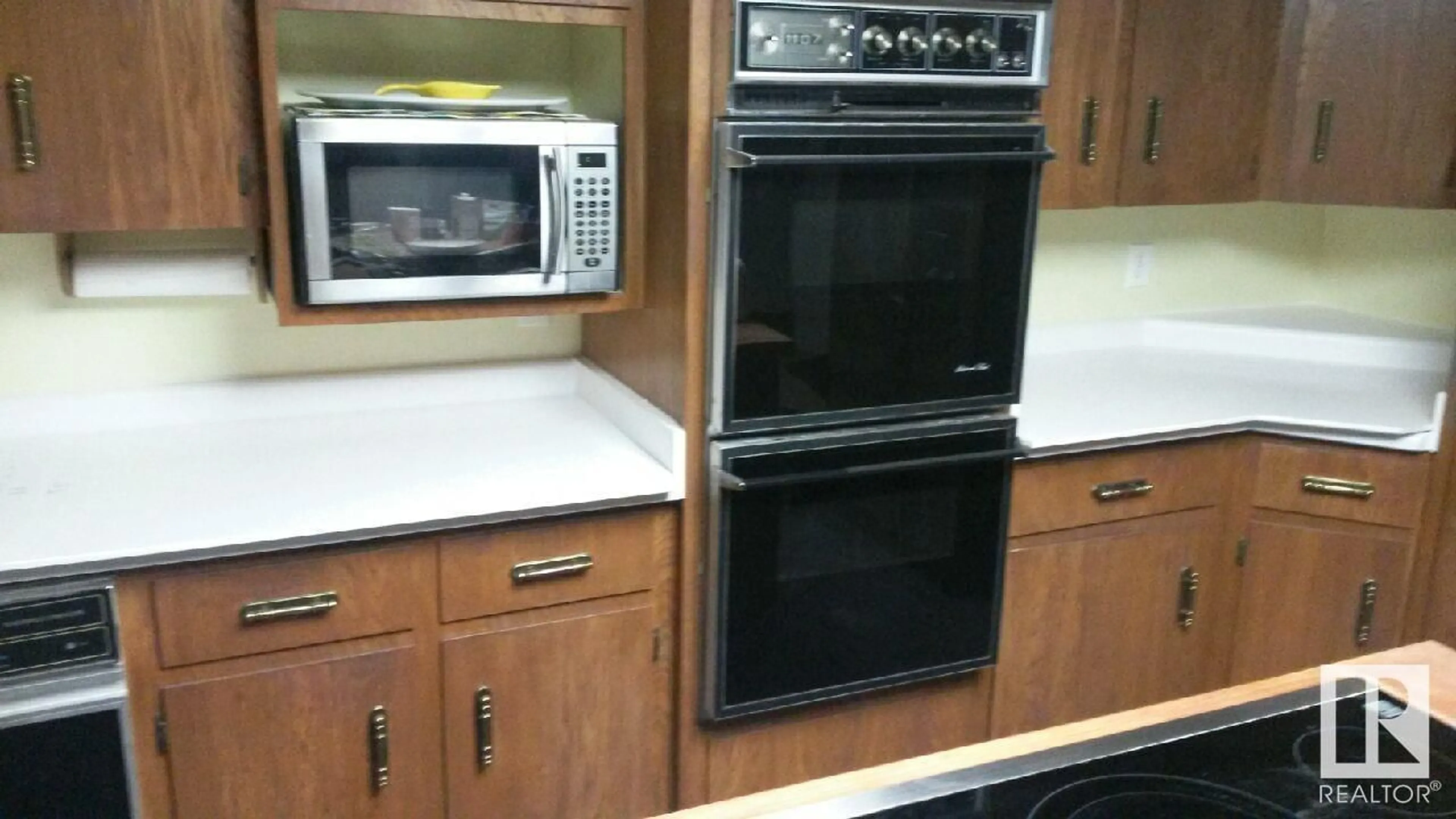 Standard kitchen, unknown for 503 LESSARD DR NW, Edmonton Alberta T6M1A9