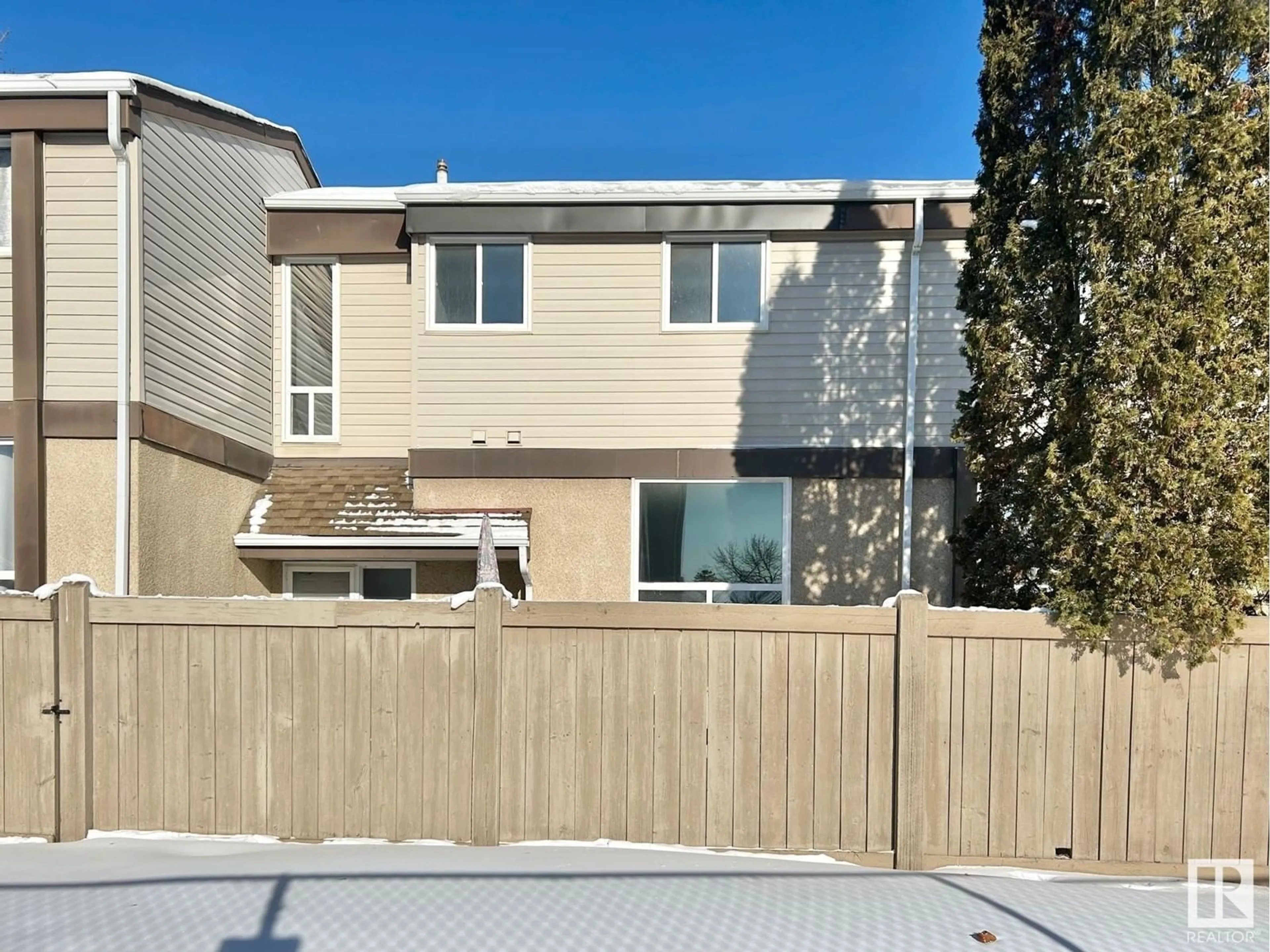 A pic from outside/outdoor area/front of a property/back of a property/a pic from drone, street for 862 ERIN PL NW, Edmonton Alberta T5T1M6