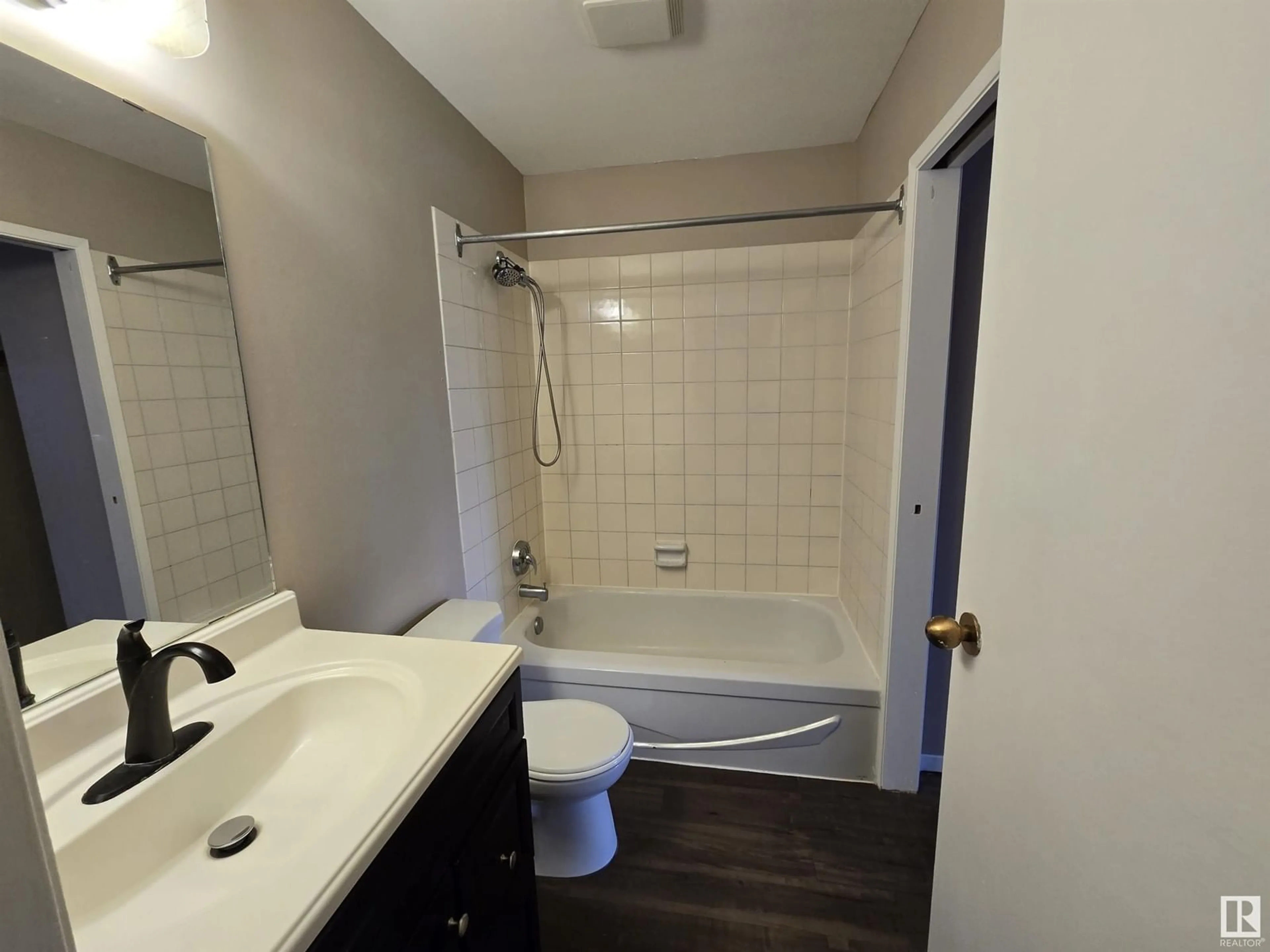 Standard bathroom, unknown for 10142 87 AV NW NW, Edmonton Alberta T6E2P2