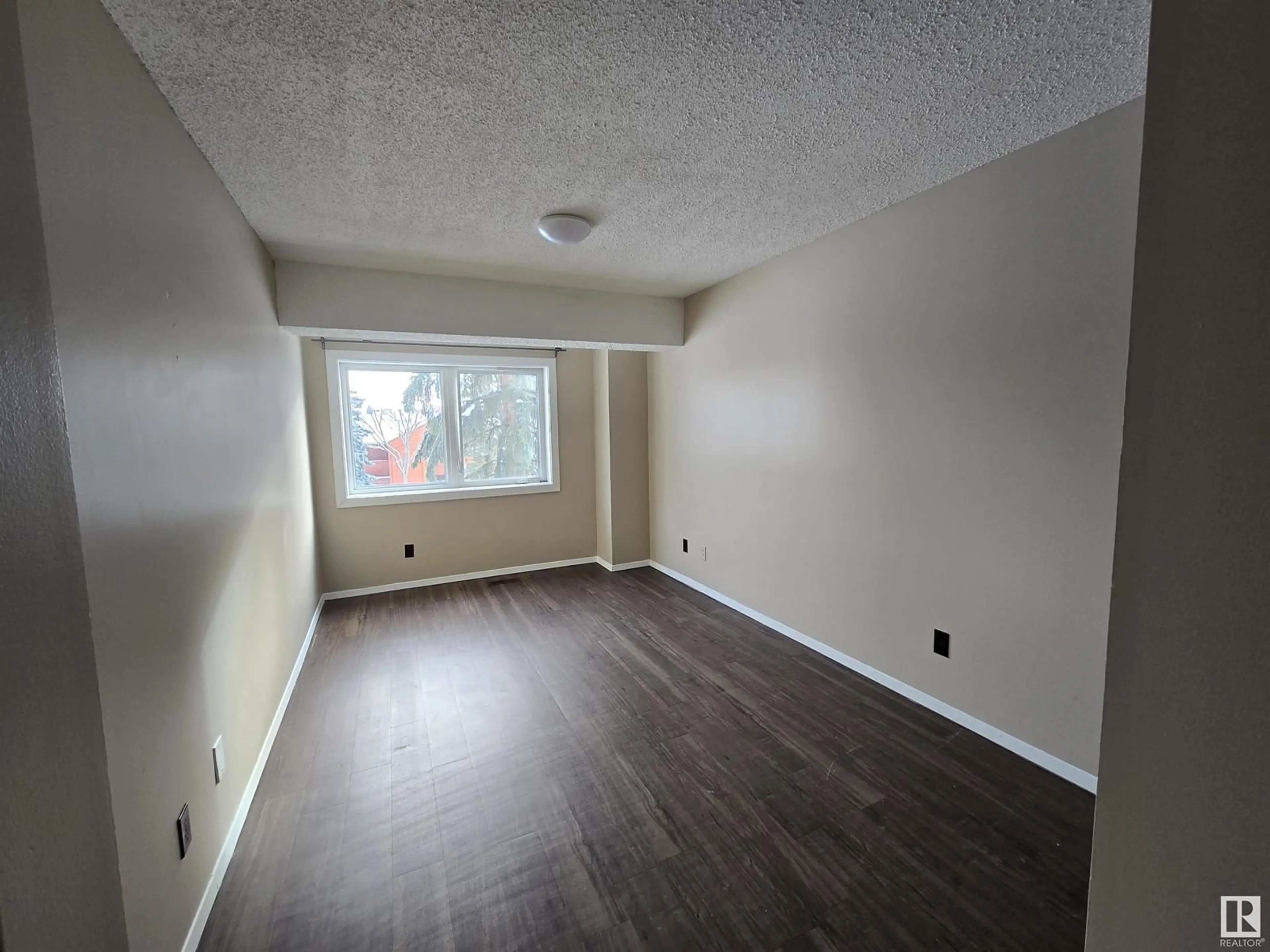 A pic of a room for 10142 87 AV NW NW, Edmonton Alberta T6E2P2