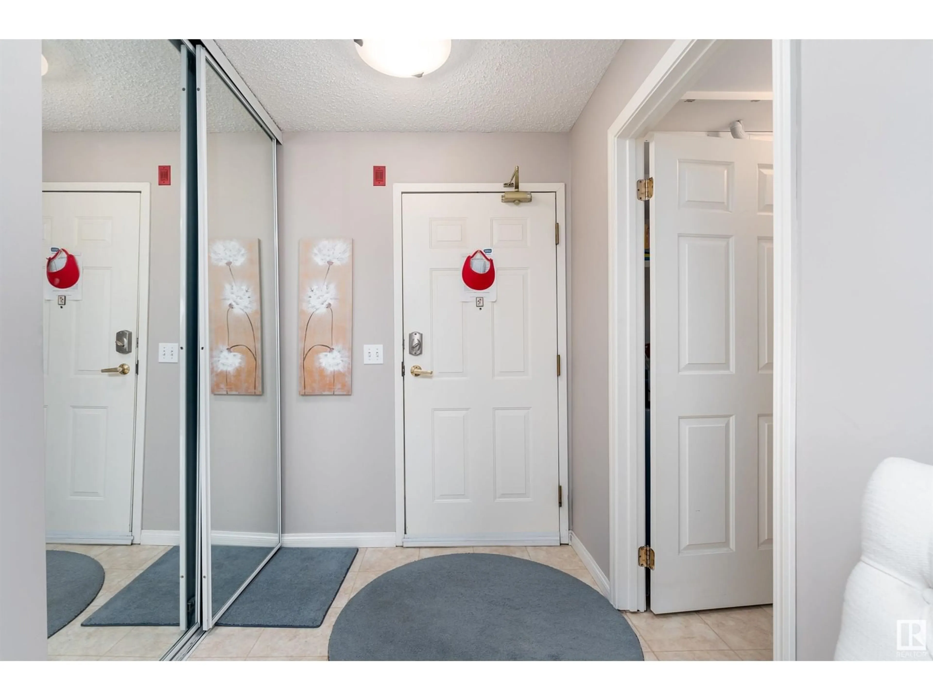 Indoor foyer for 404 - 9926 100 AV, Fort Saskatchewan Alberta T8L4E3