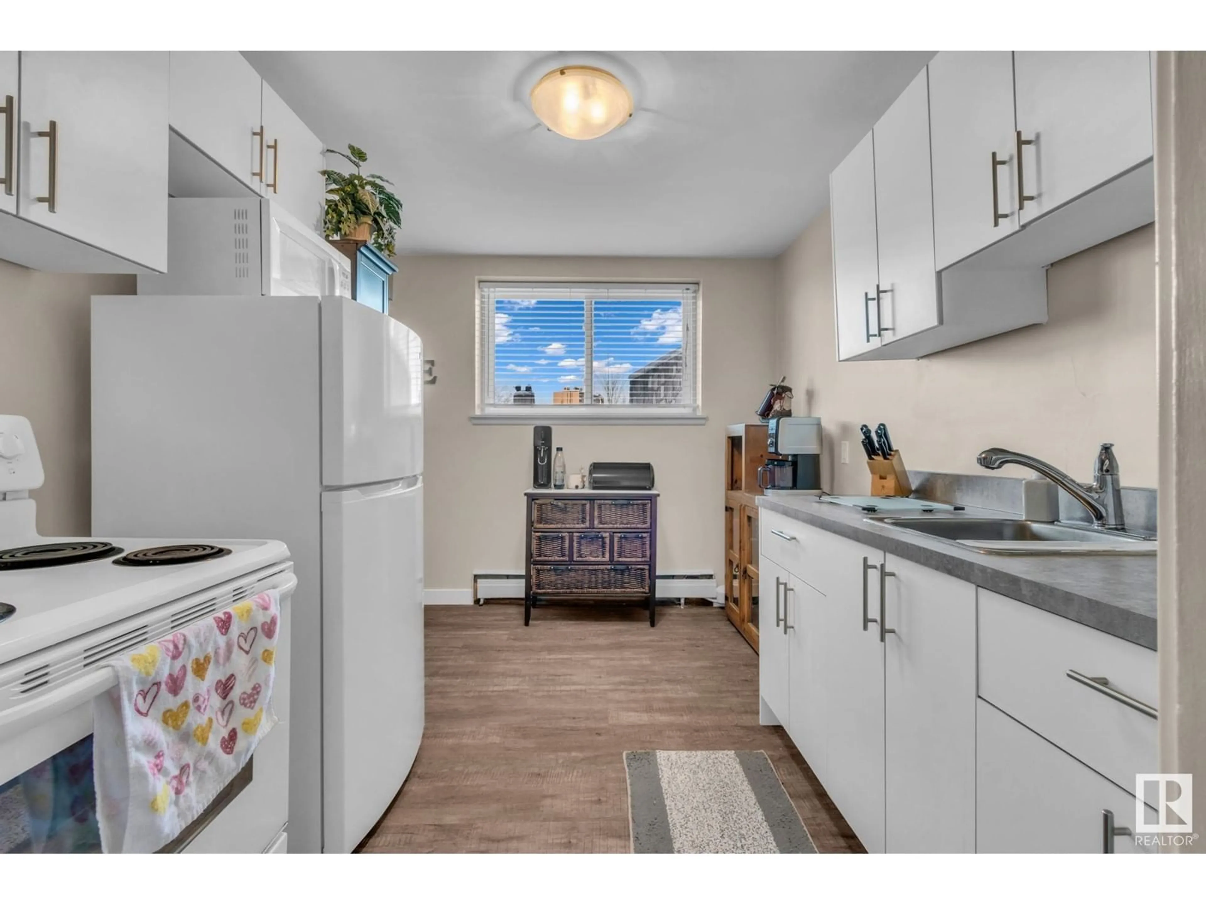 Standard kitchen, unknown for #1 6205 98 AV NW, Edmonton Alberta T6E1S2