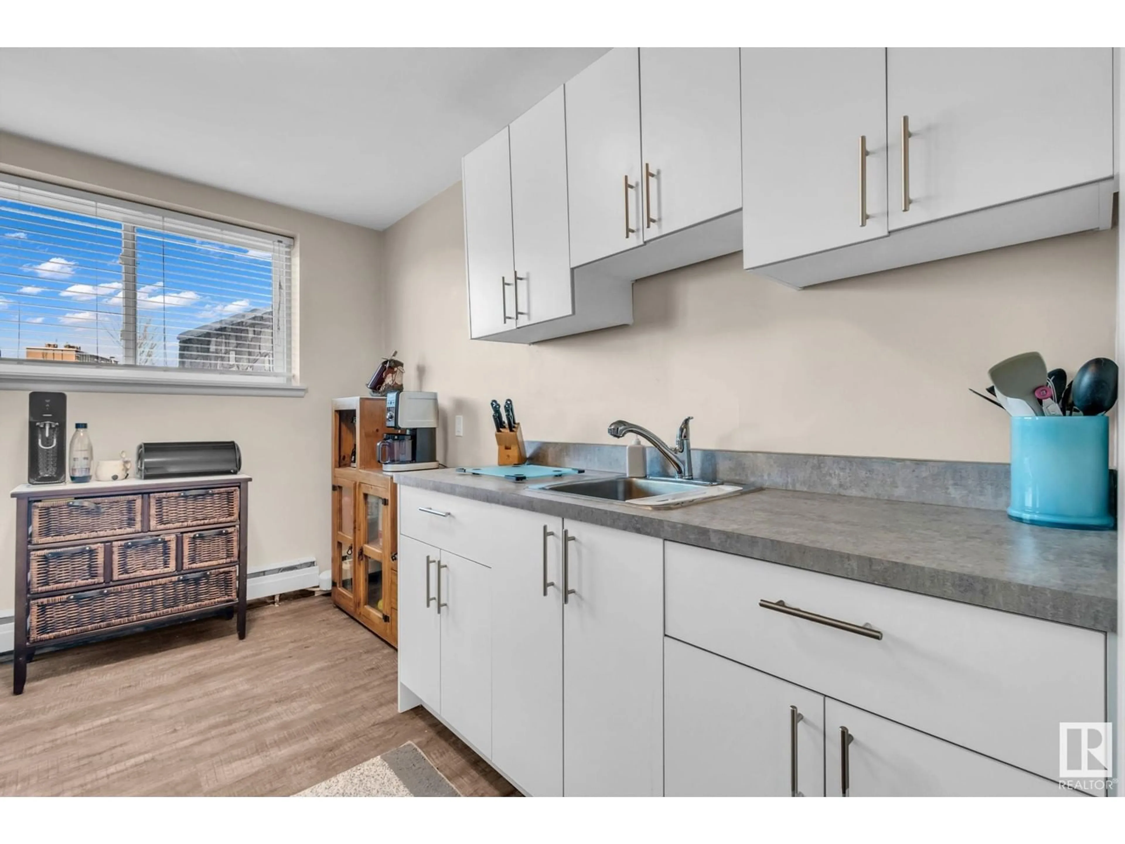 Standard kitchen, unknown for #1 6205 98 AV NW, Edmonton Alberta T6E1S2