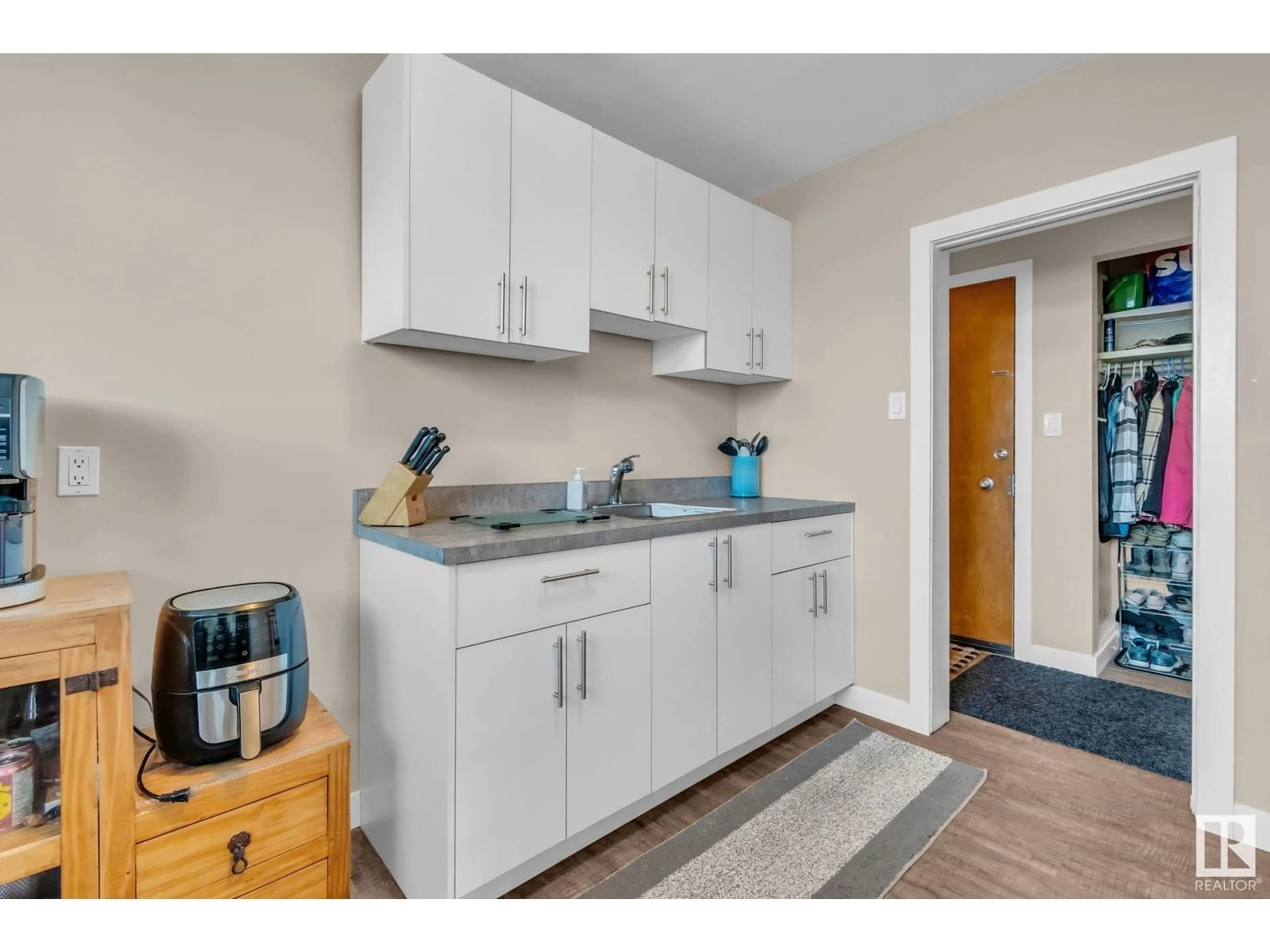 Standard kitchen, unknown for #1 6205 98 AV NW, Edmonton Alberta T6E1S2