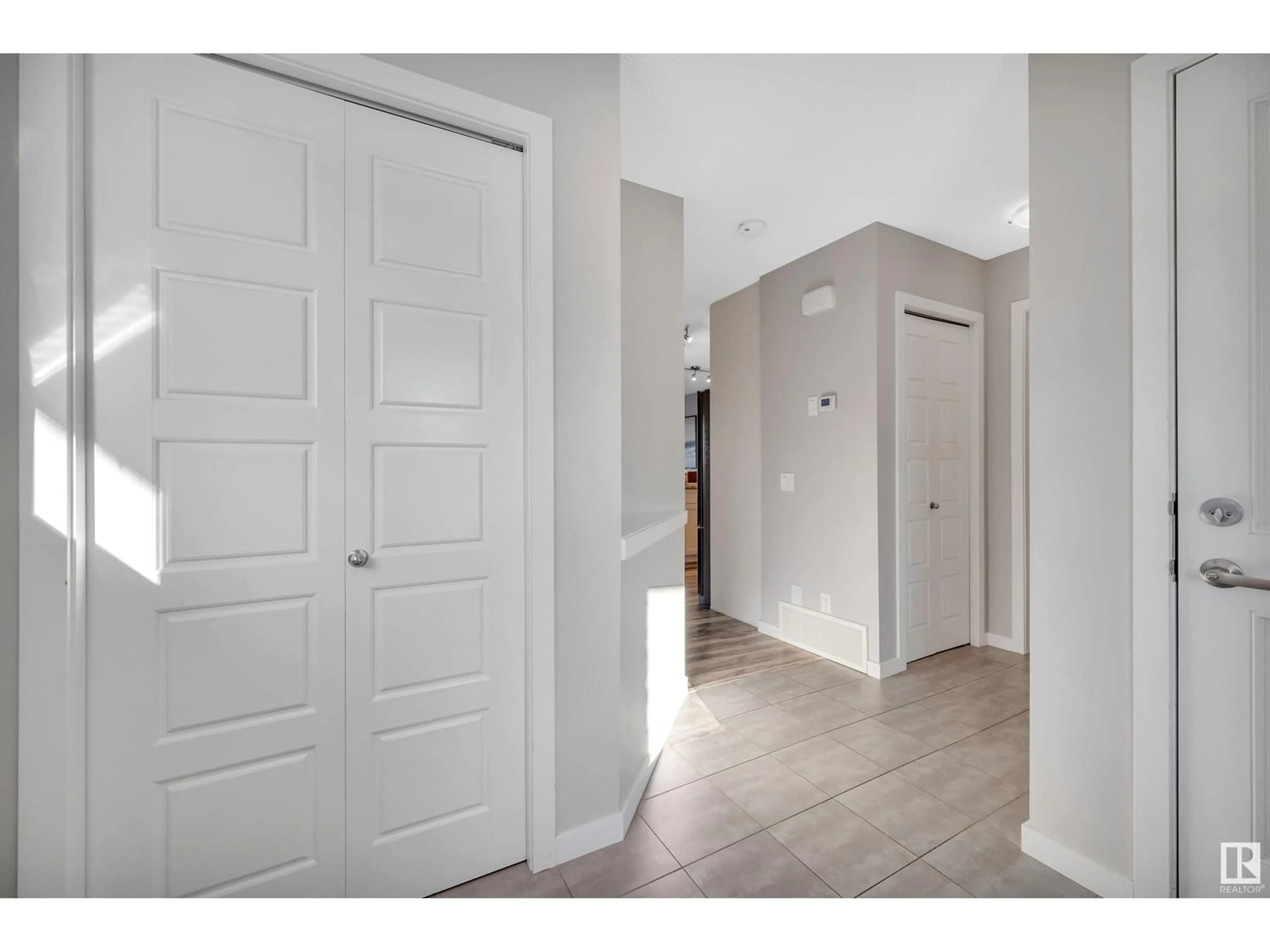 Indoor entryway for 26 JAMES CR, St. Albert Alberta T8N7S6