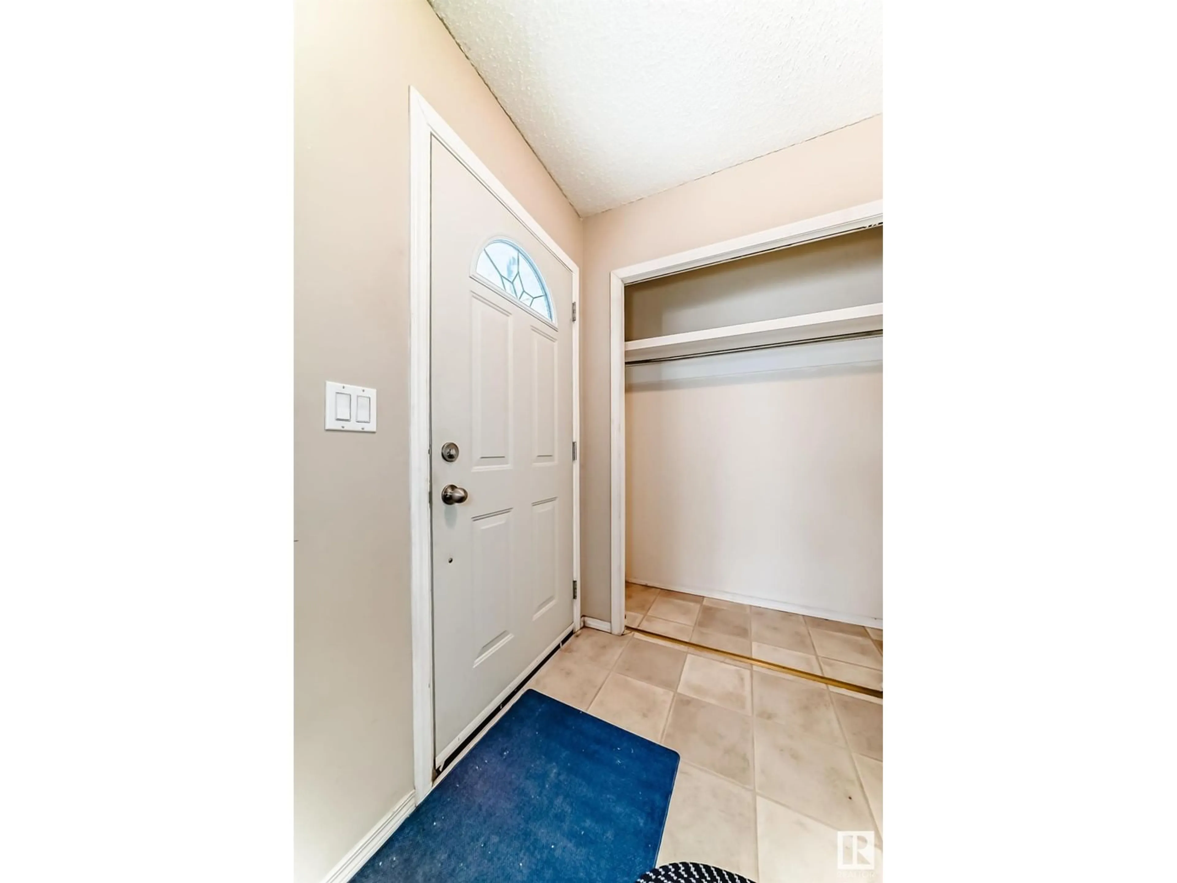 Indoor entryway for 2528 78 ST NW, Edmonton Alberta T6K3W6